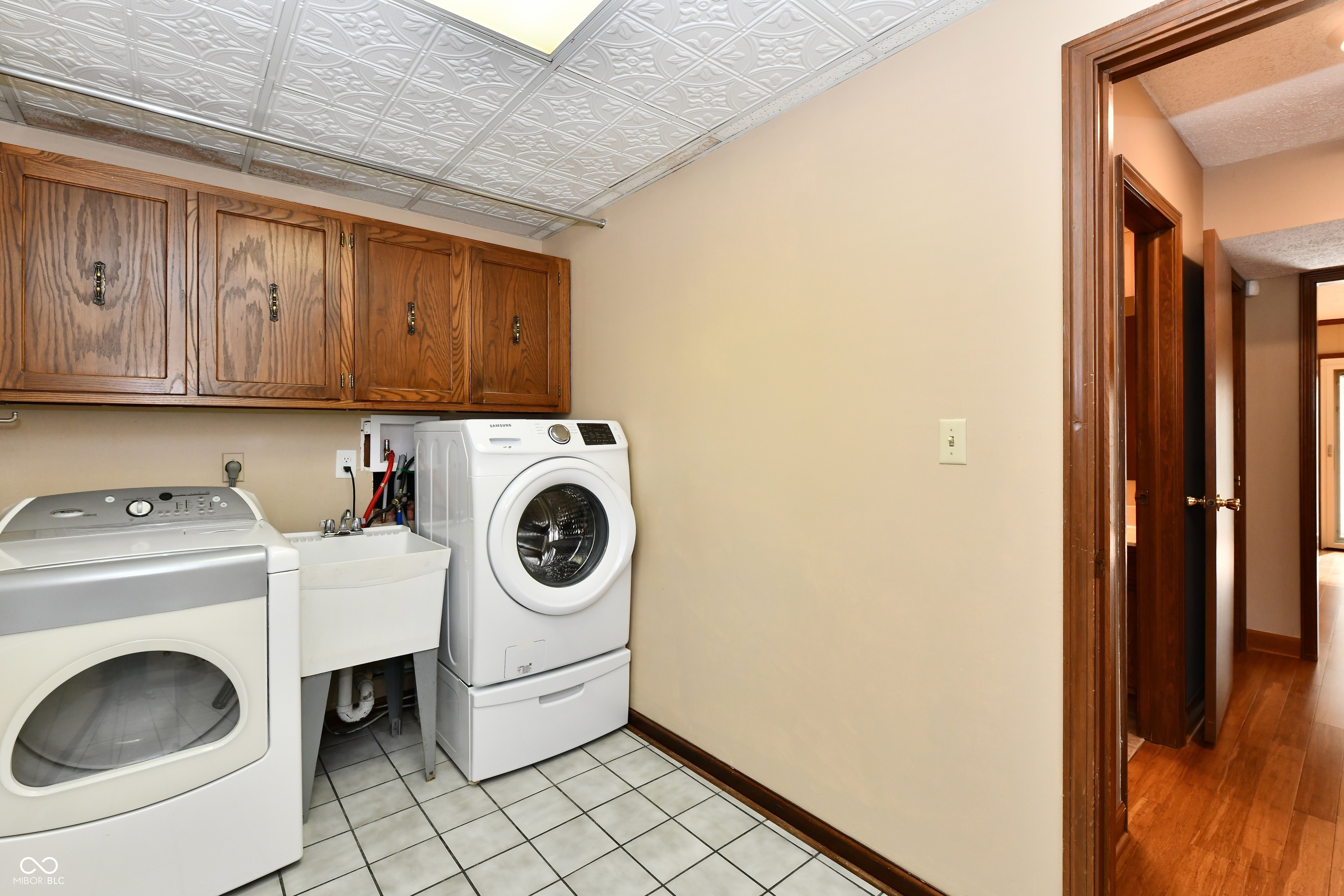 905 E Greyhound Pass