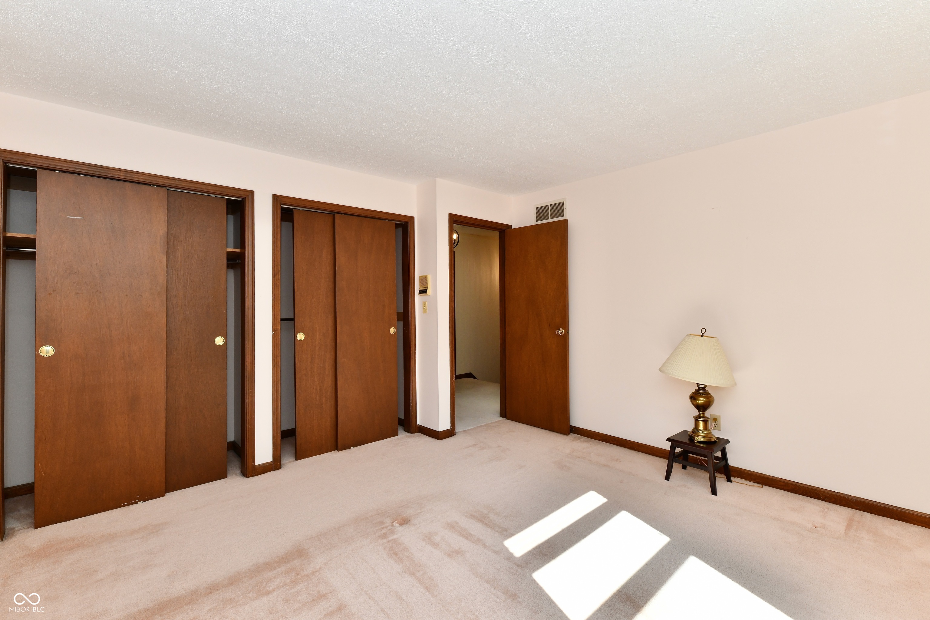 905 E Greyhound Pass