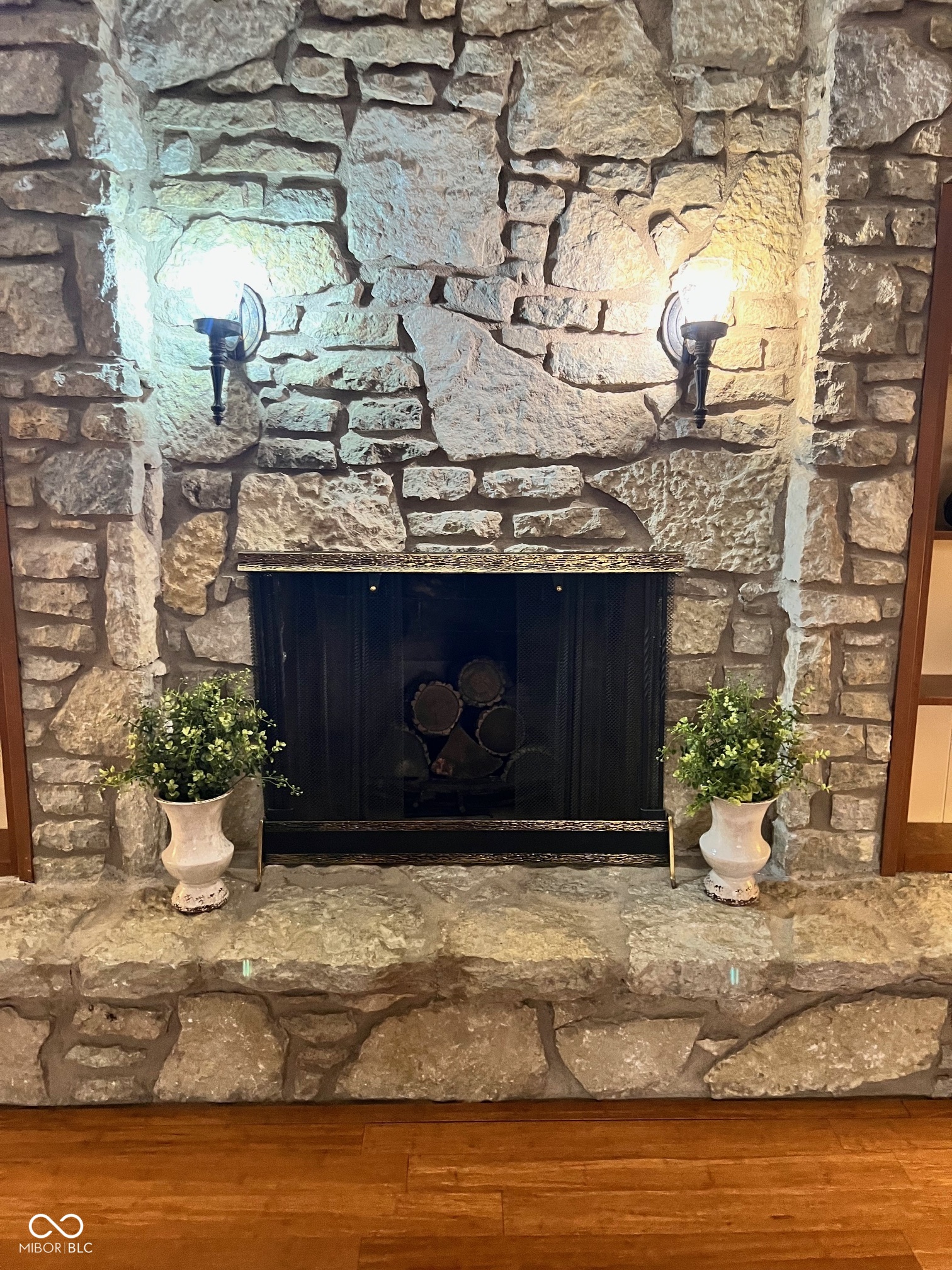 905 E Greyhound Pass