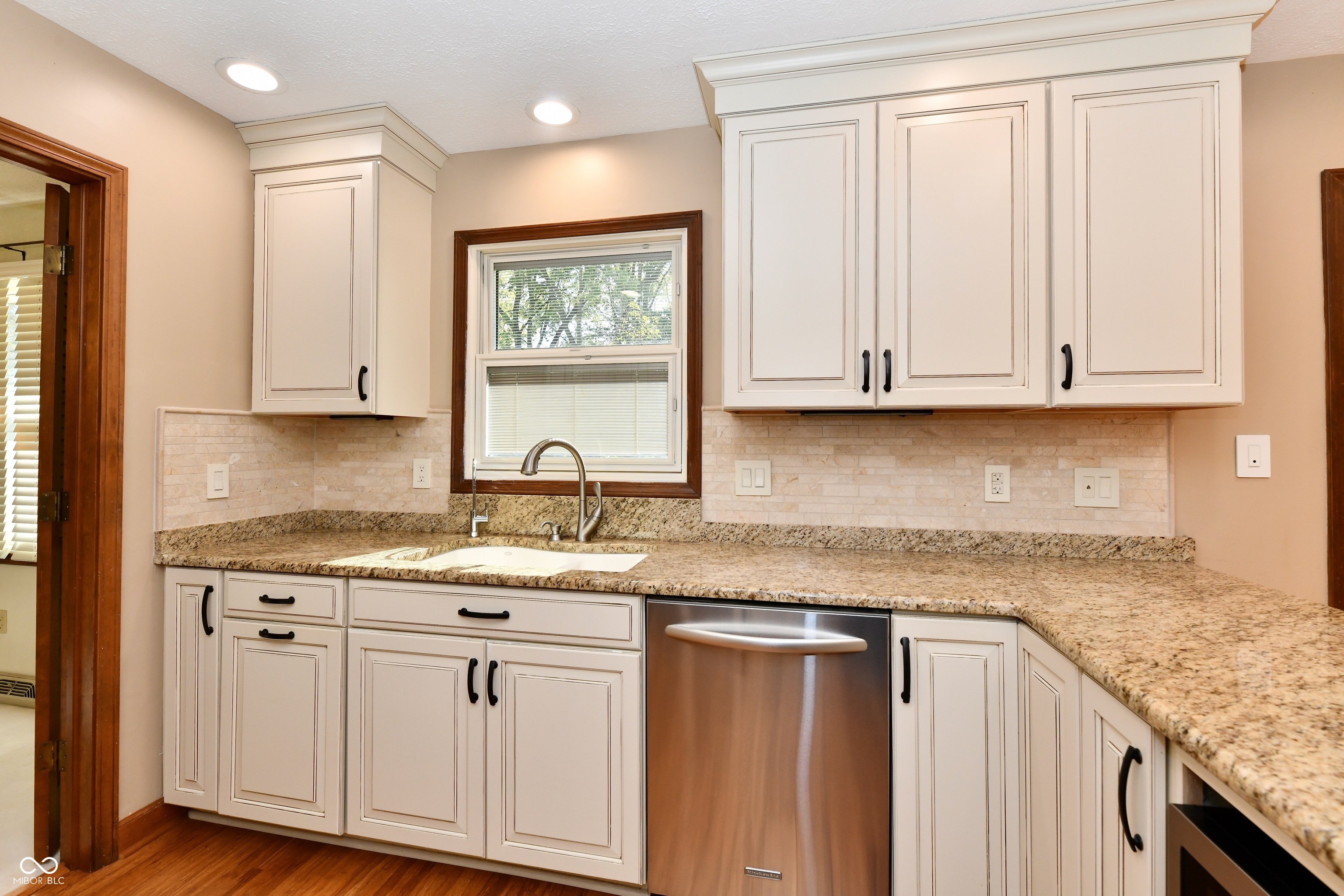 905 E Greyhound Pass