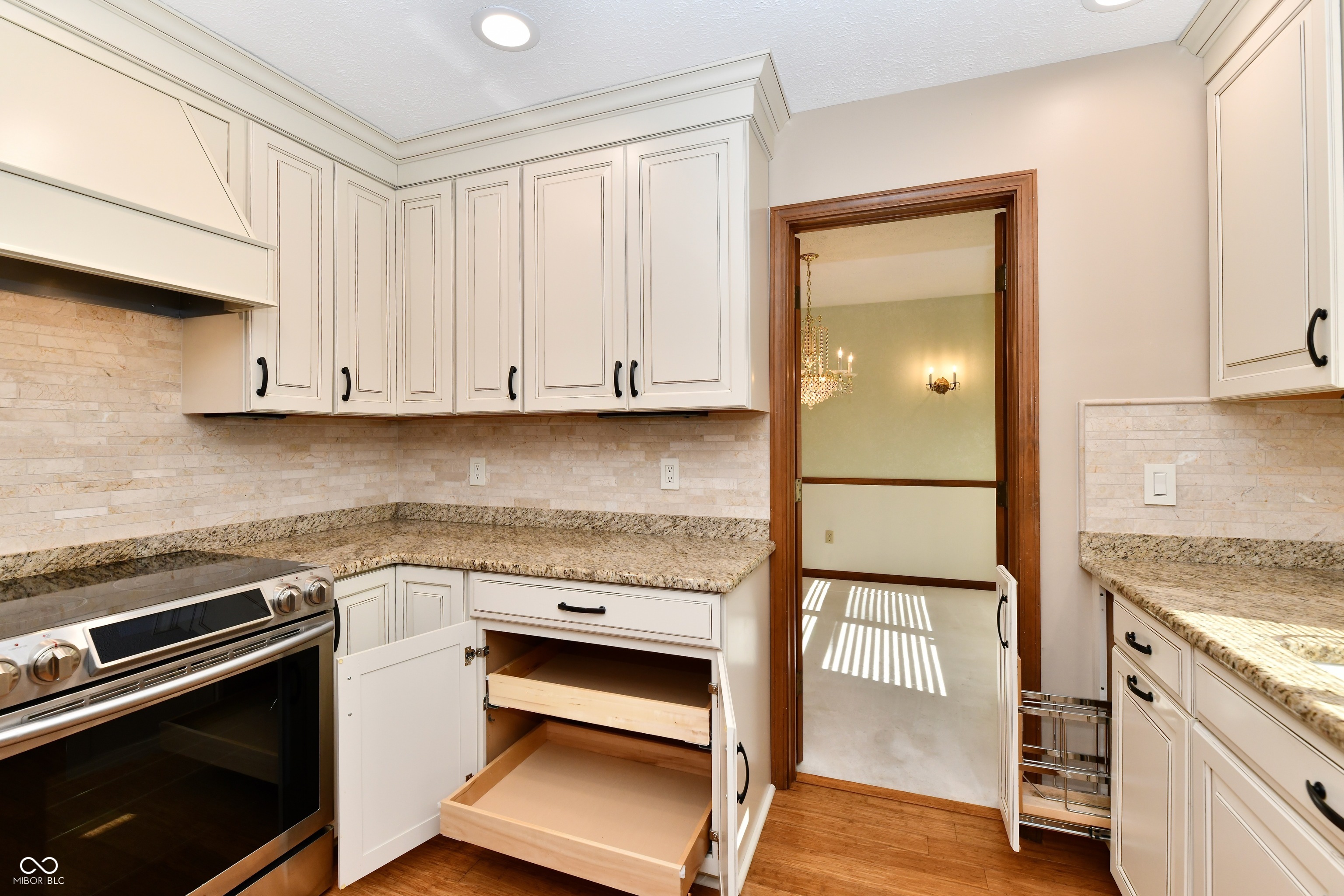 905 E Greyhound Pass