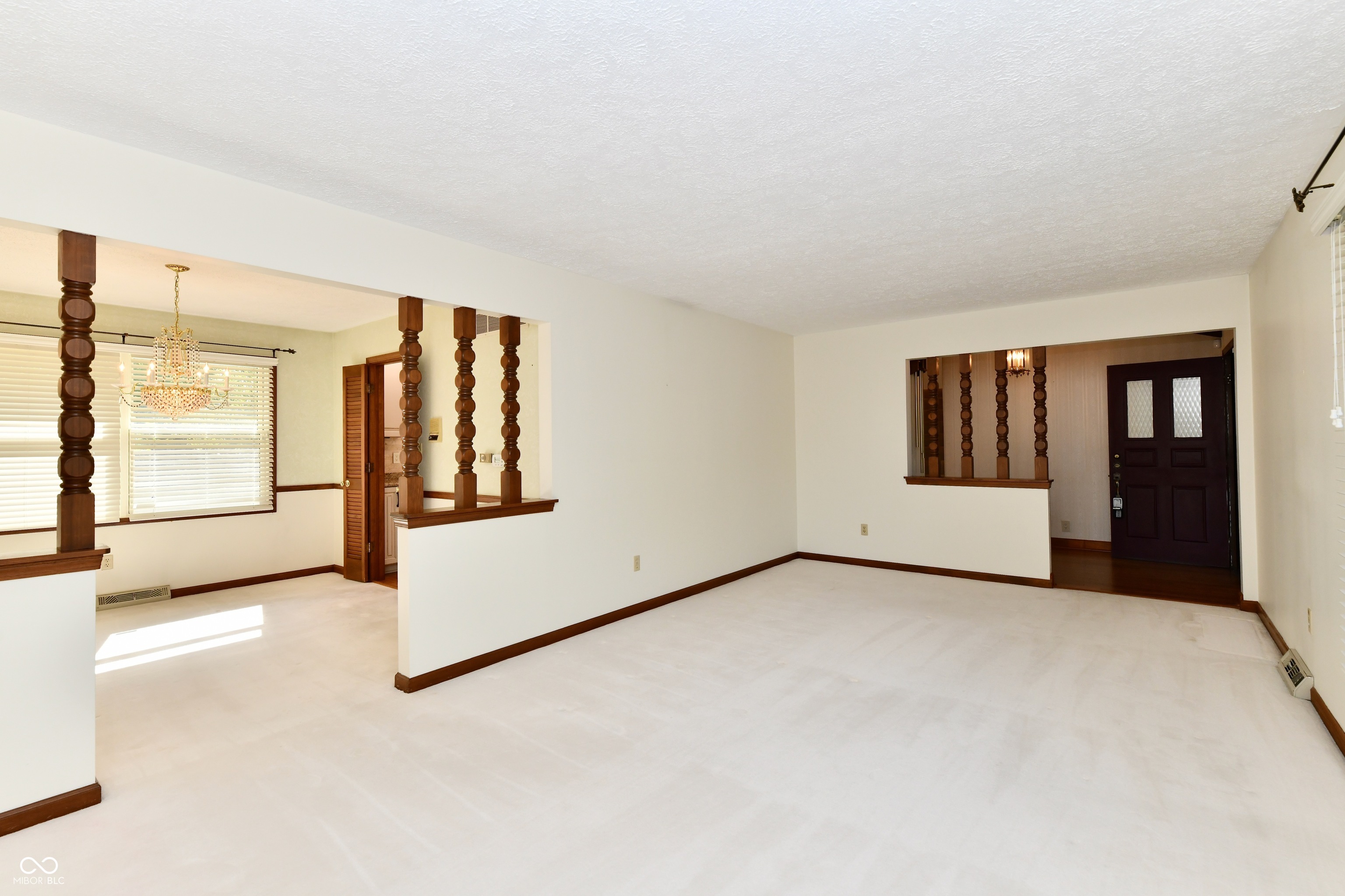 905 E Greyhound Pass