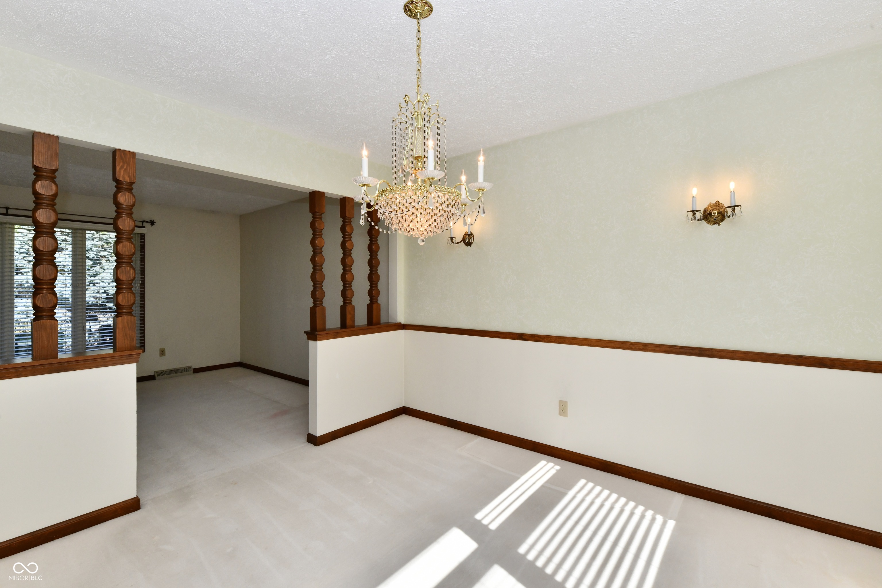 905 E Greyhound Pass