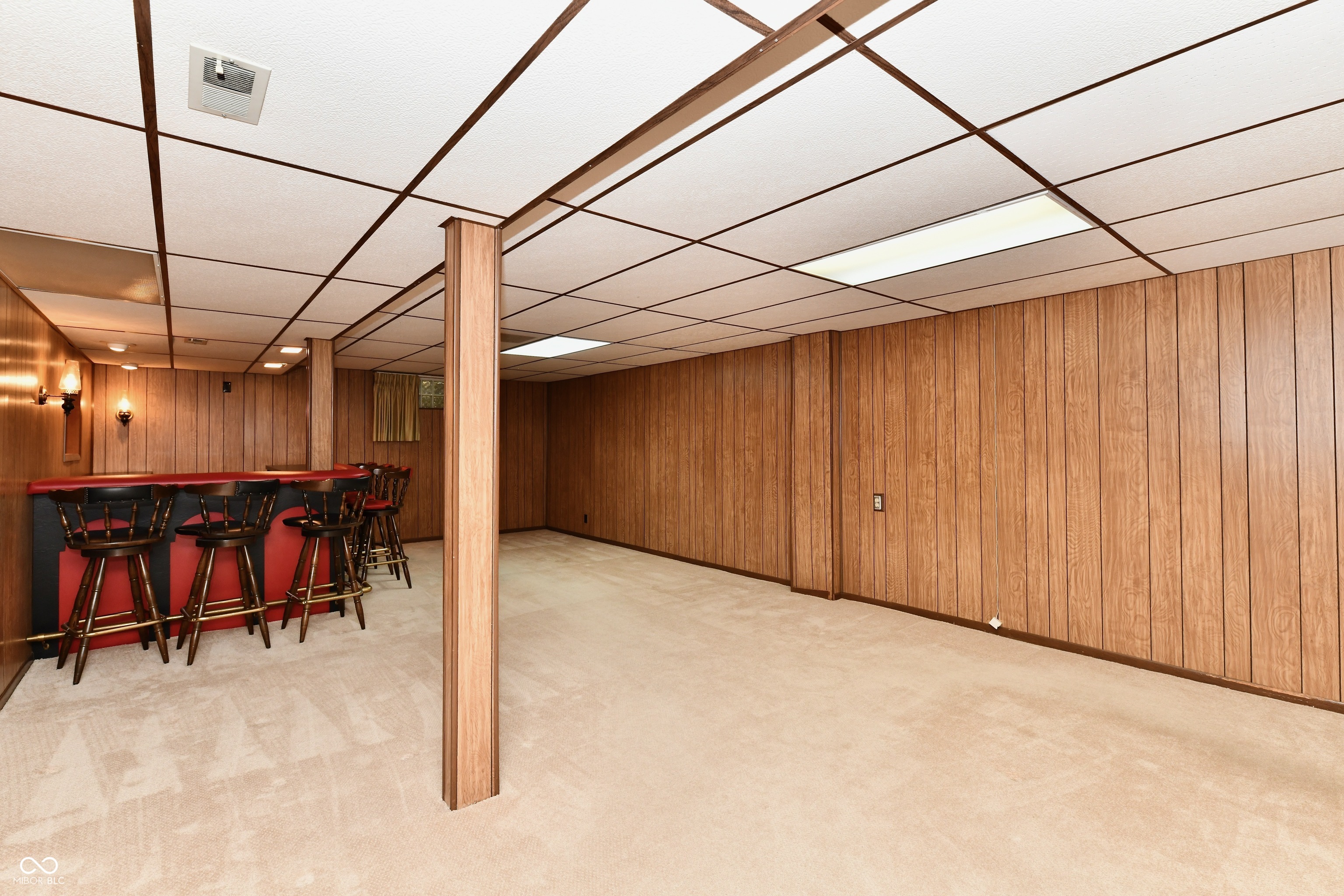 905 E Greyhound Pass