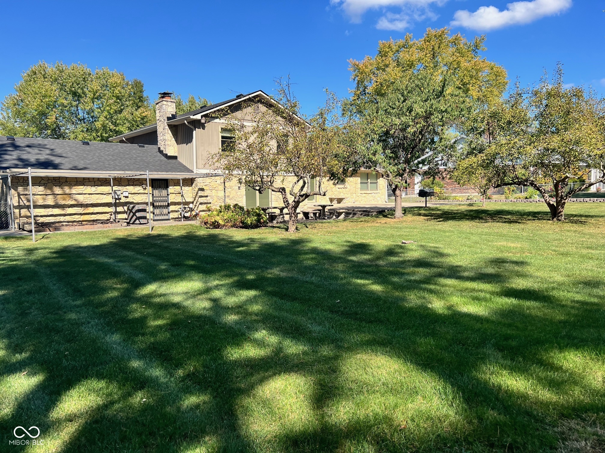 905 E Greyhound Pass