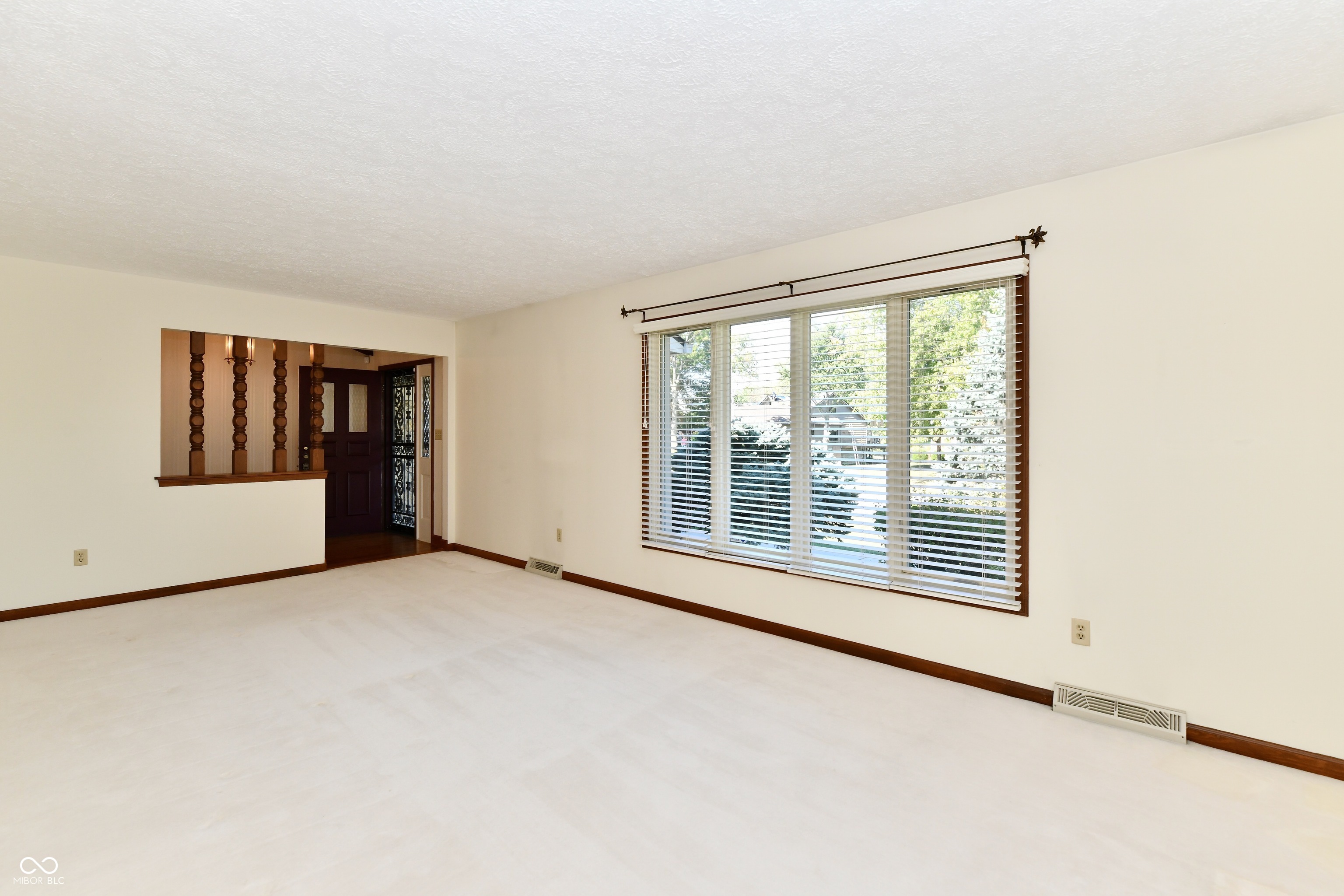 905 E Greyhound Pass