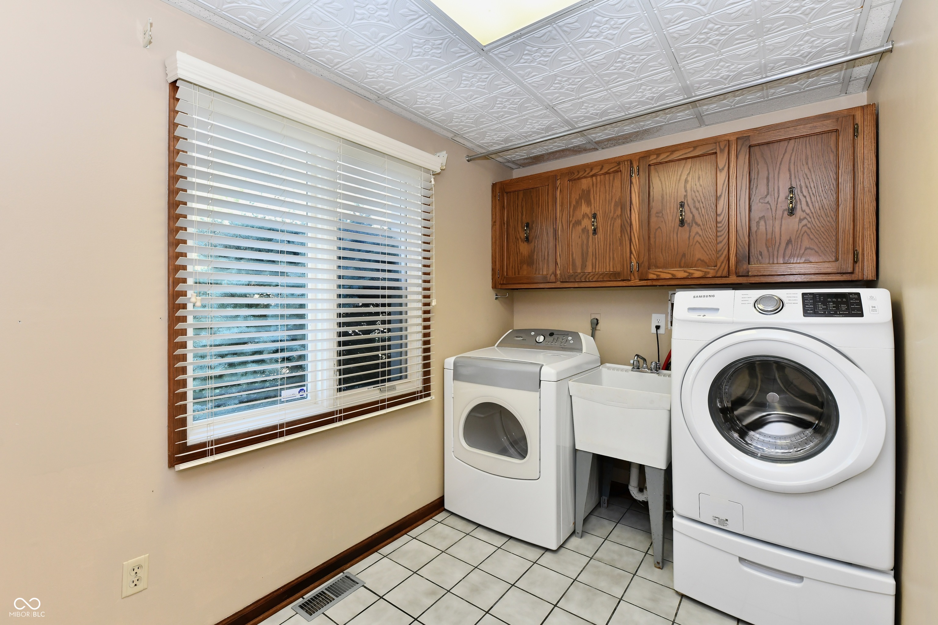 905 E Greyhound Pass