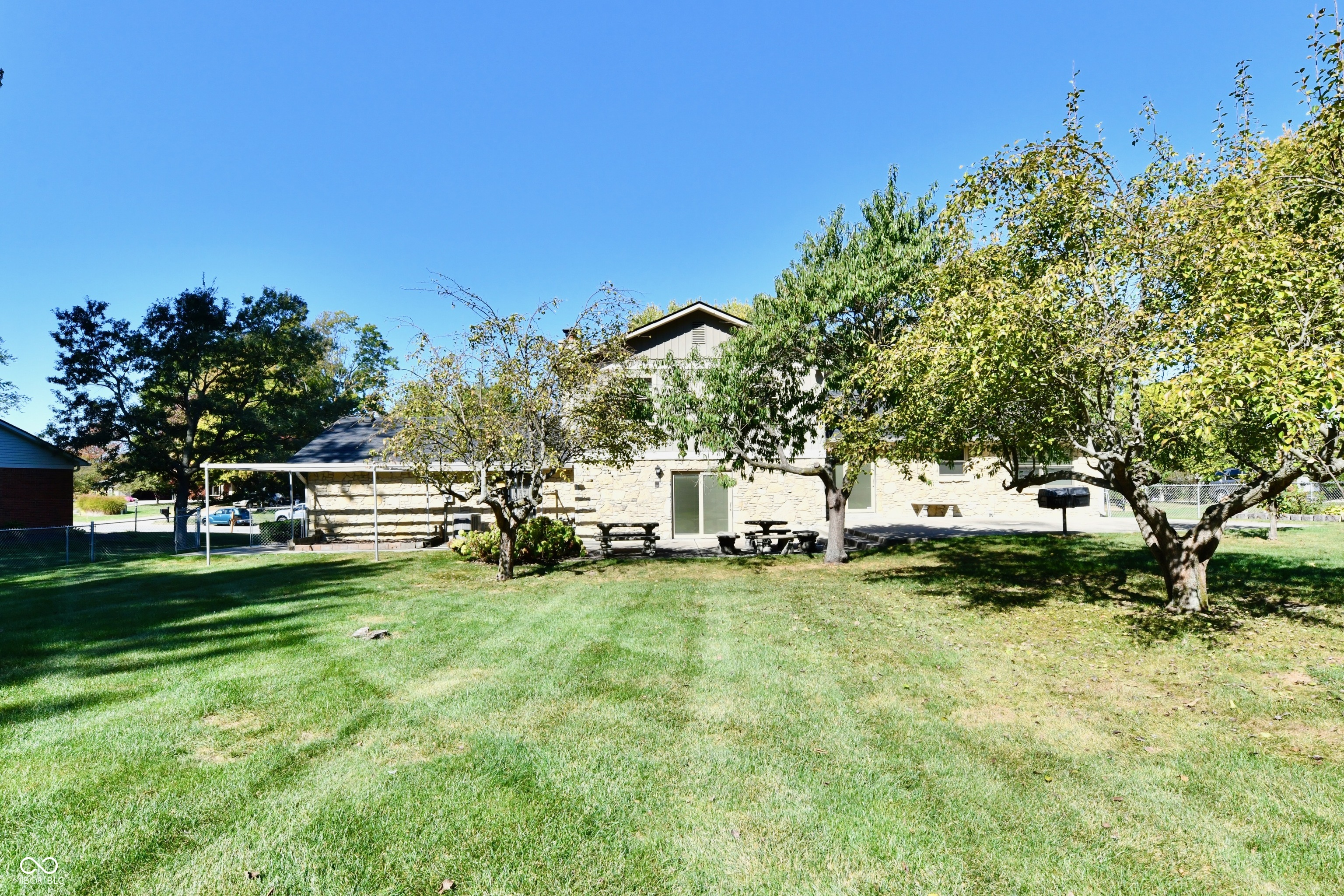 905 E Greyhound Pass