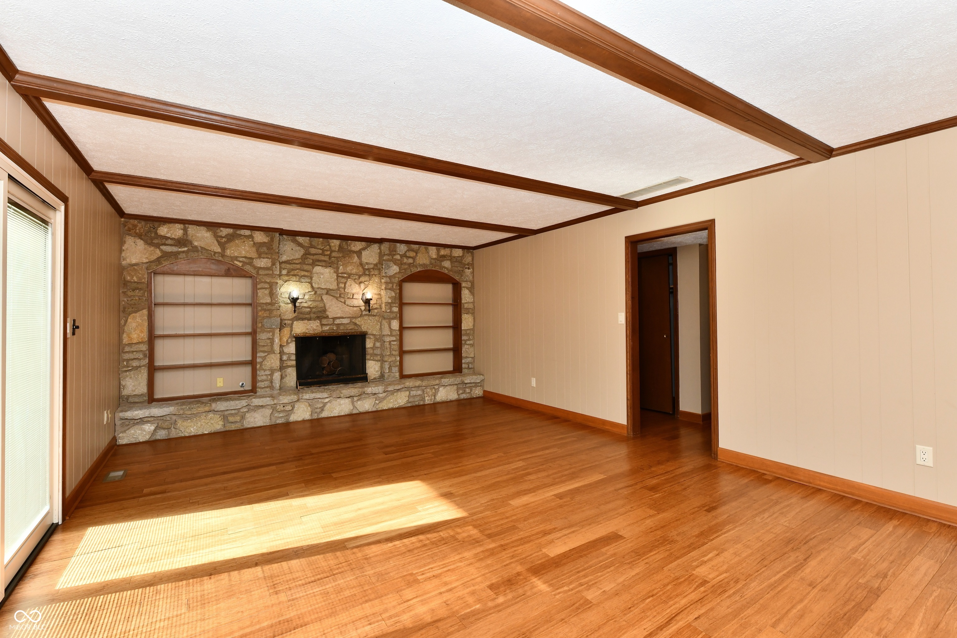 905 E Greyhound Pass