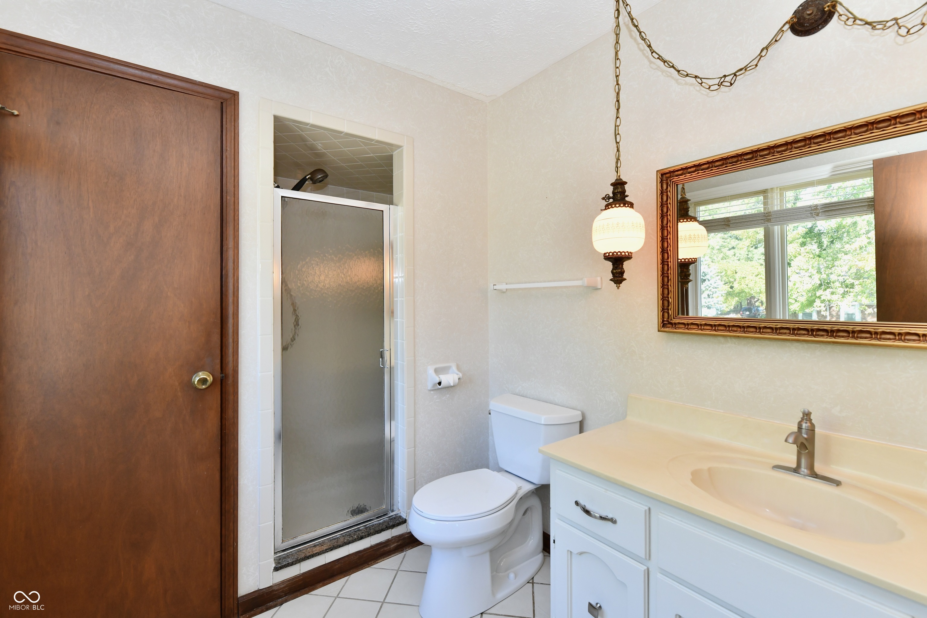 905 E Greyhound Pass