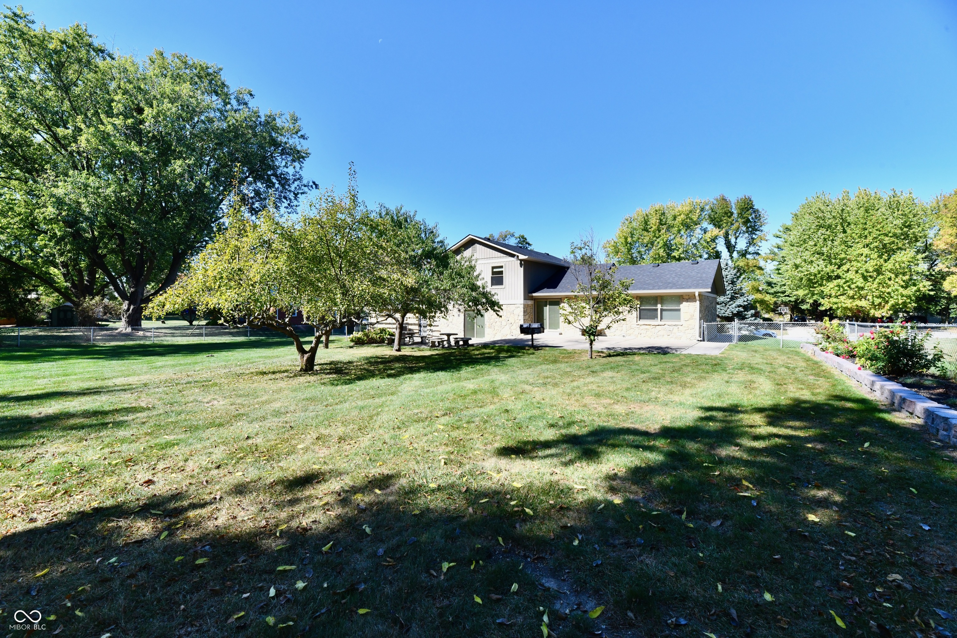 905 E Greyhound Pass