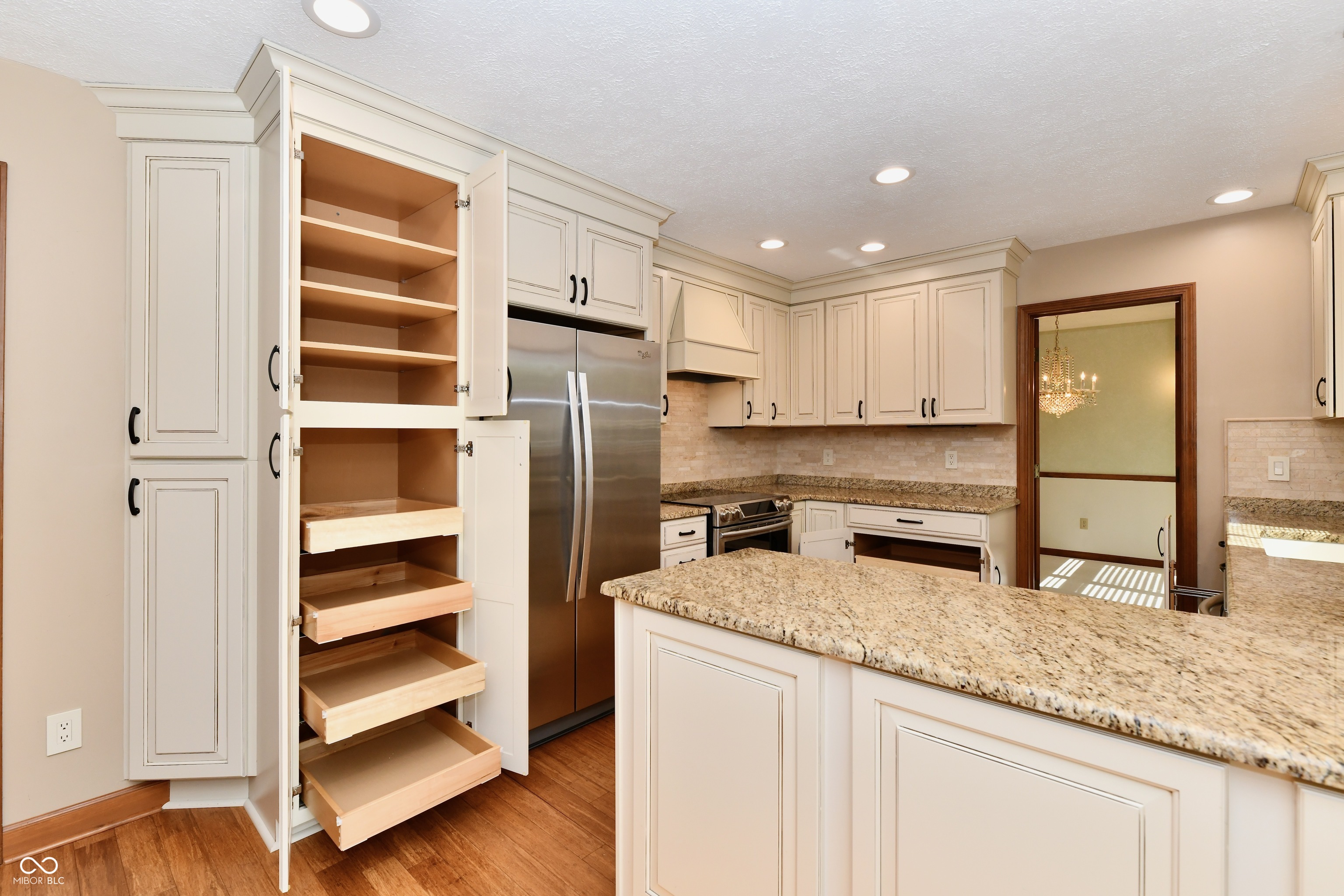 905 E Greyhound Pass