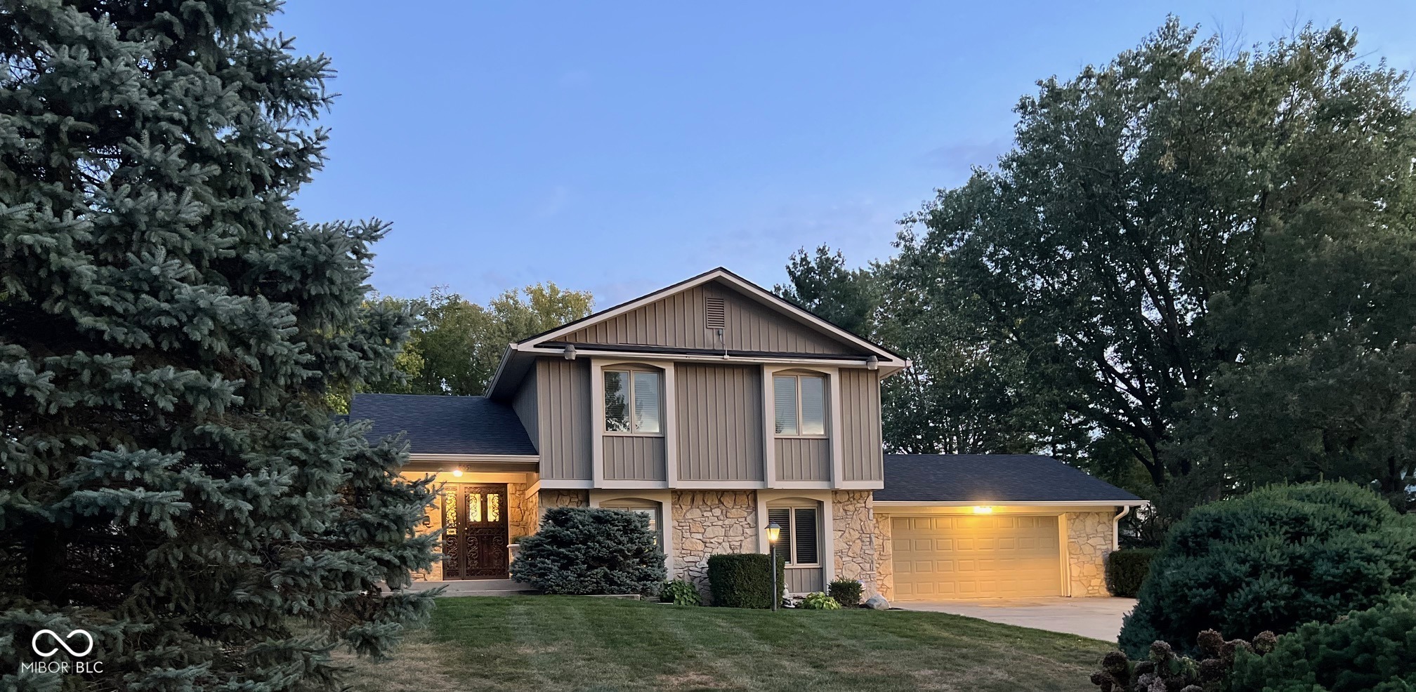 905 E Greyhound Pass