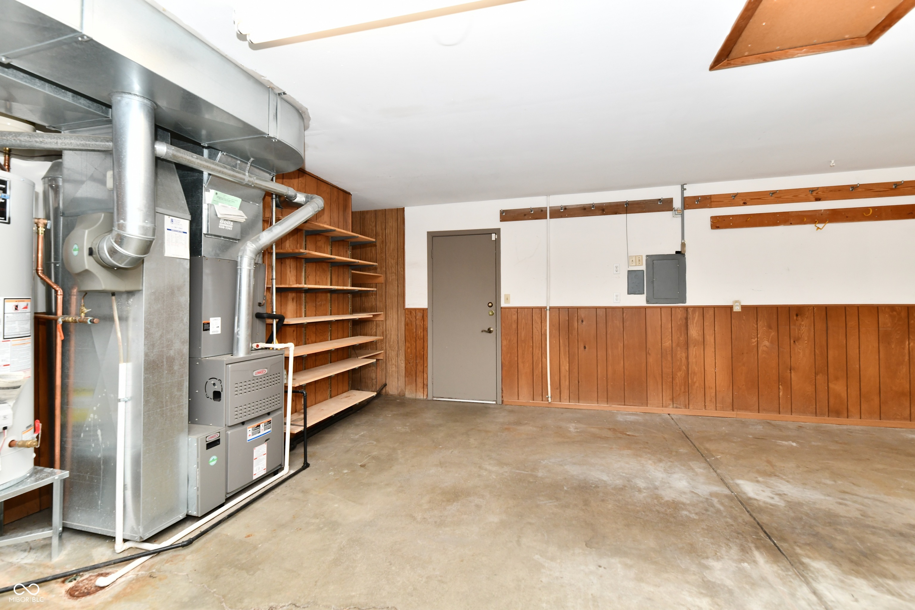 905 E Greyhound Pass