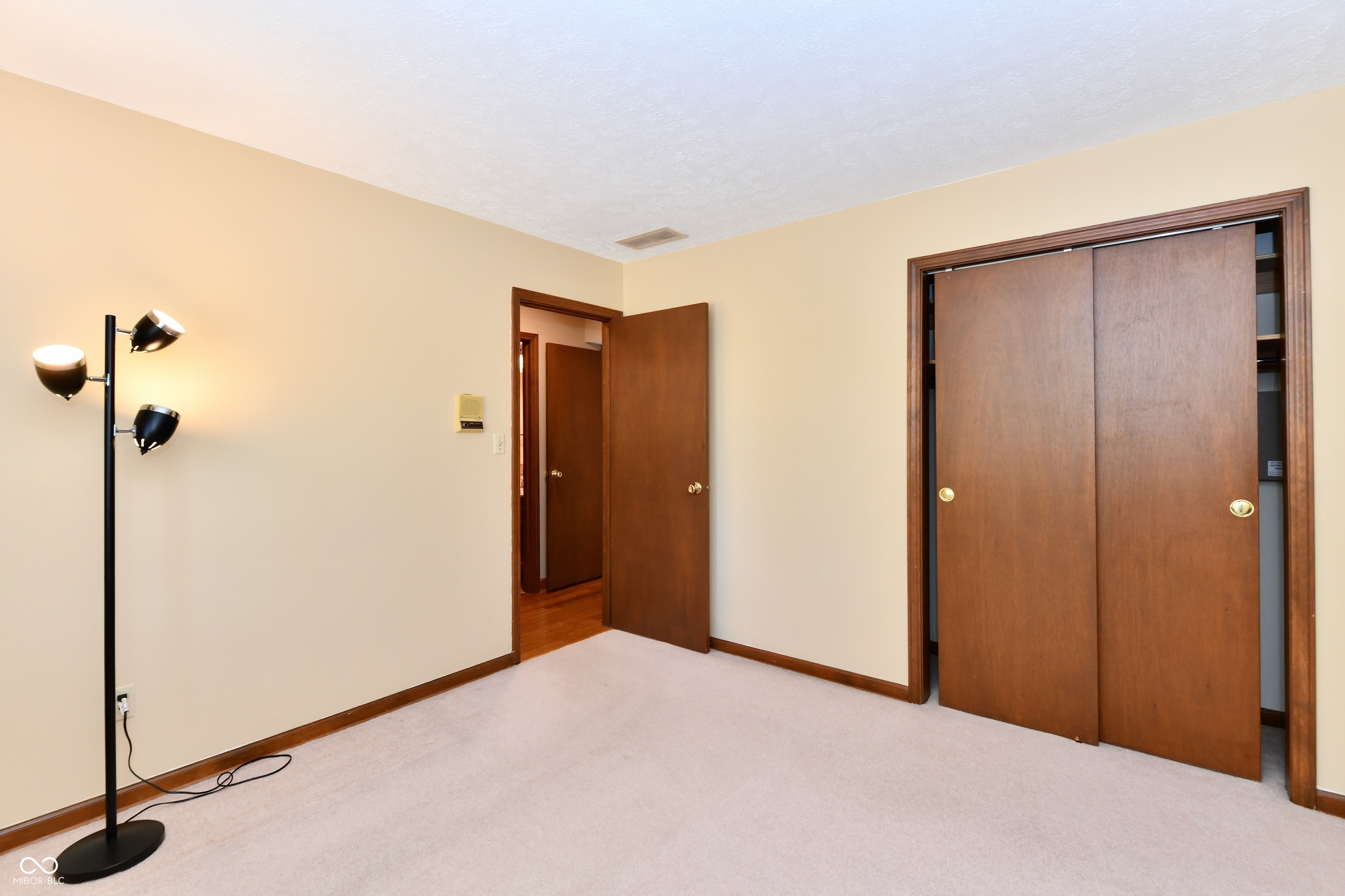 905 E Greyhound Pass