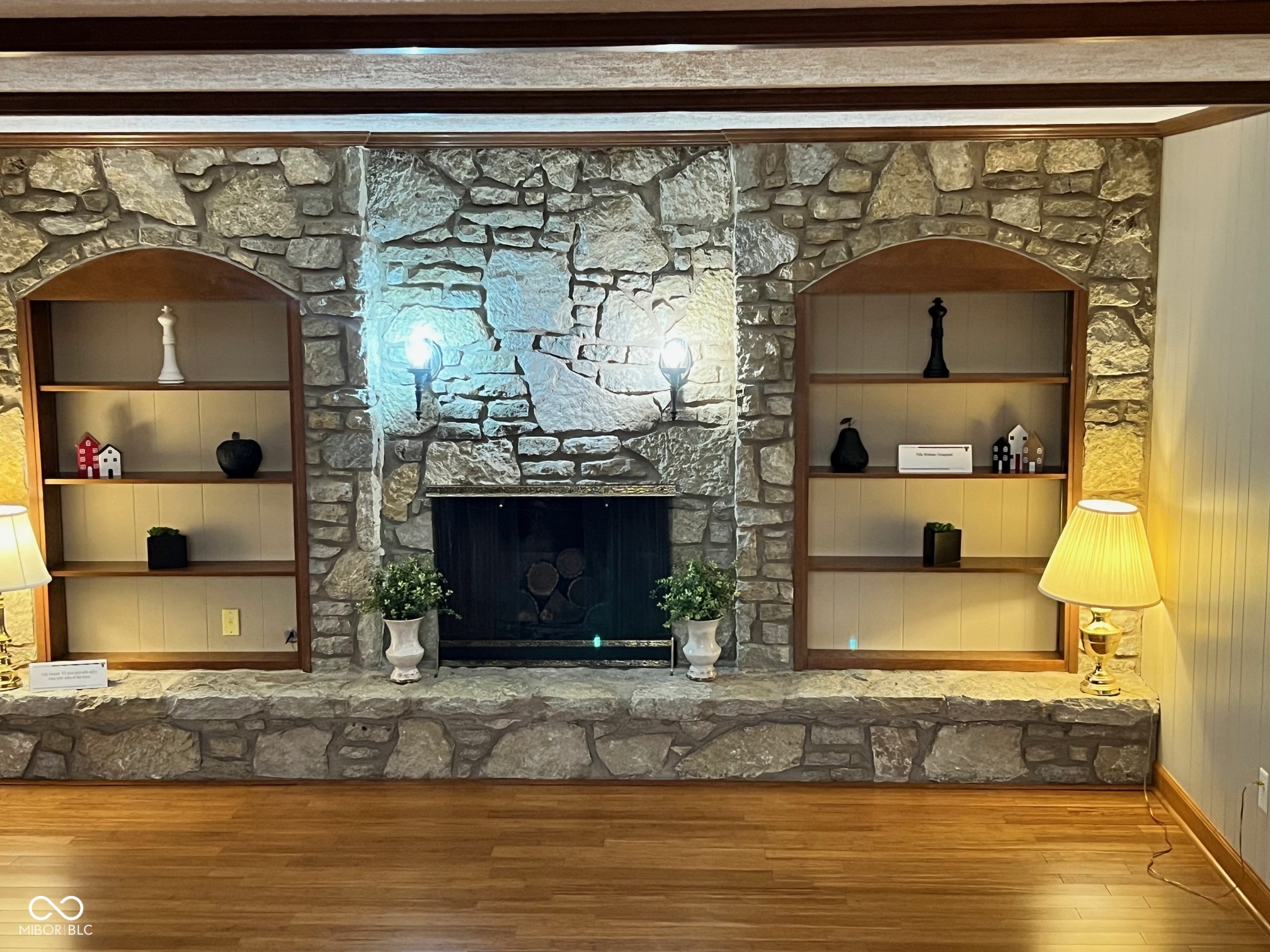 905 E Greyhound Pass