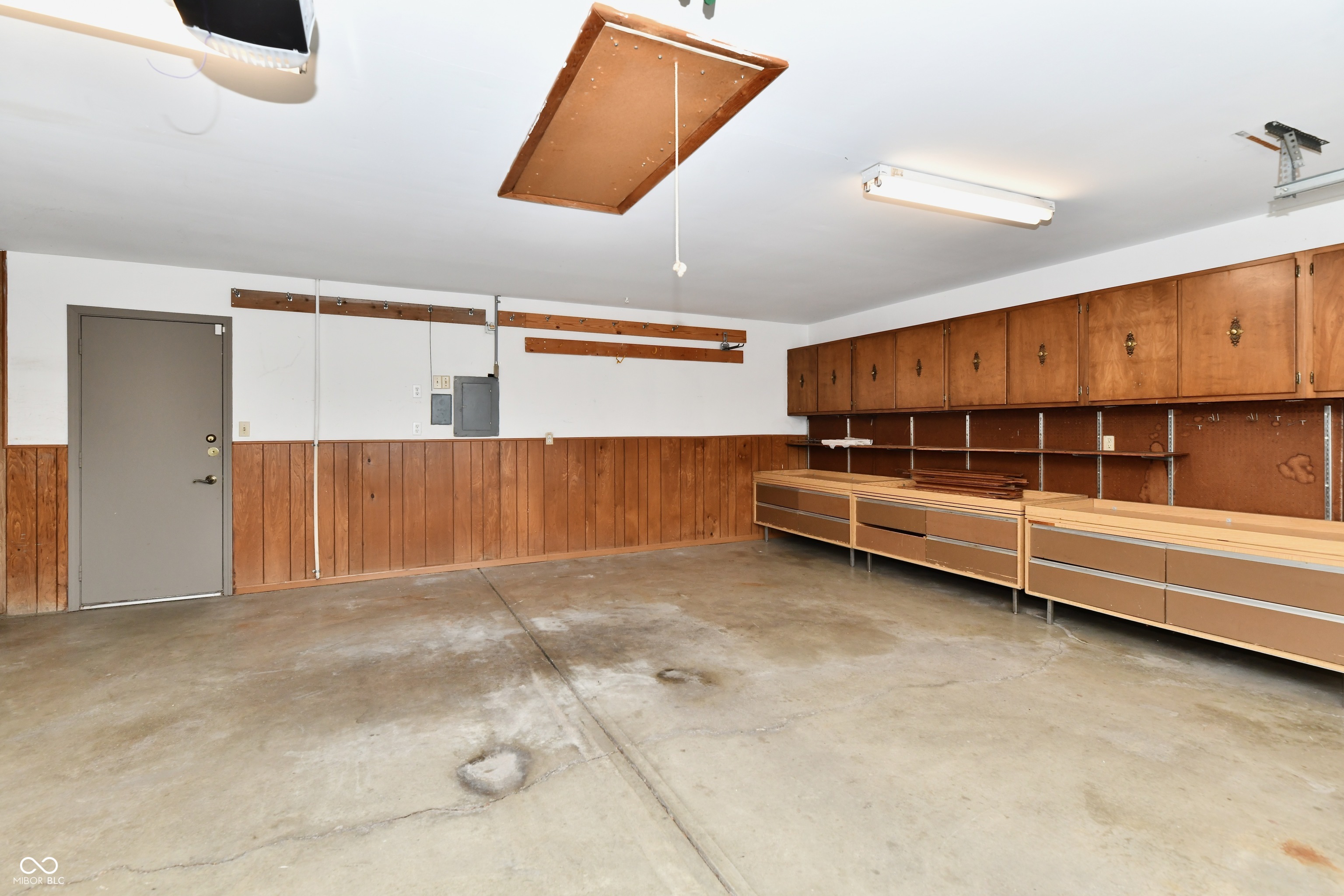 905 E Greyhound Pass