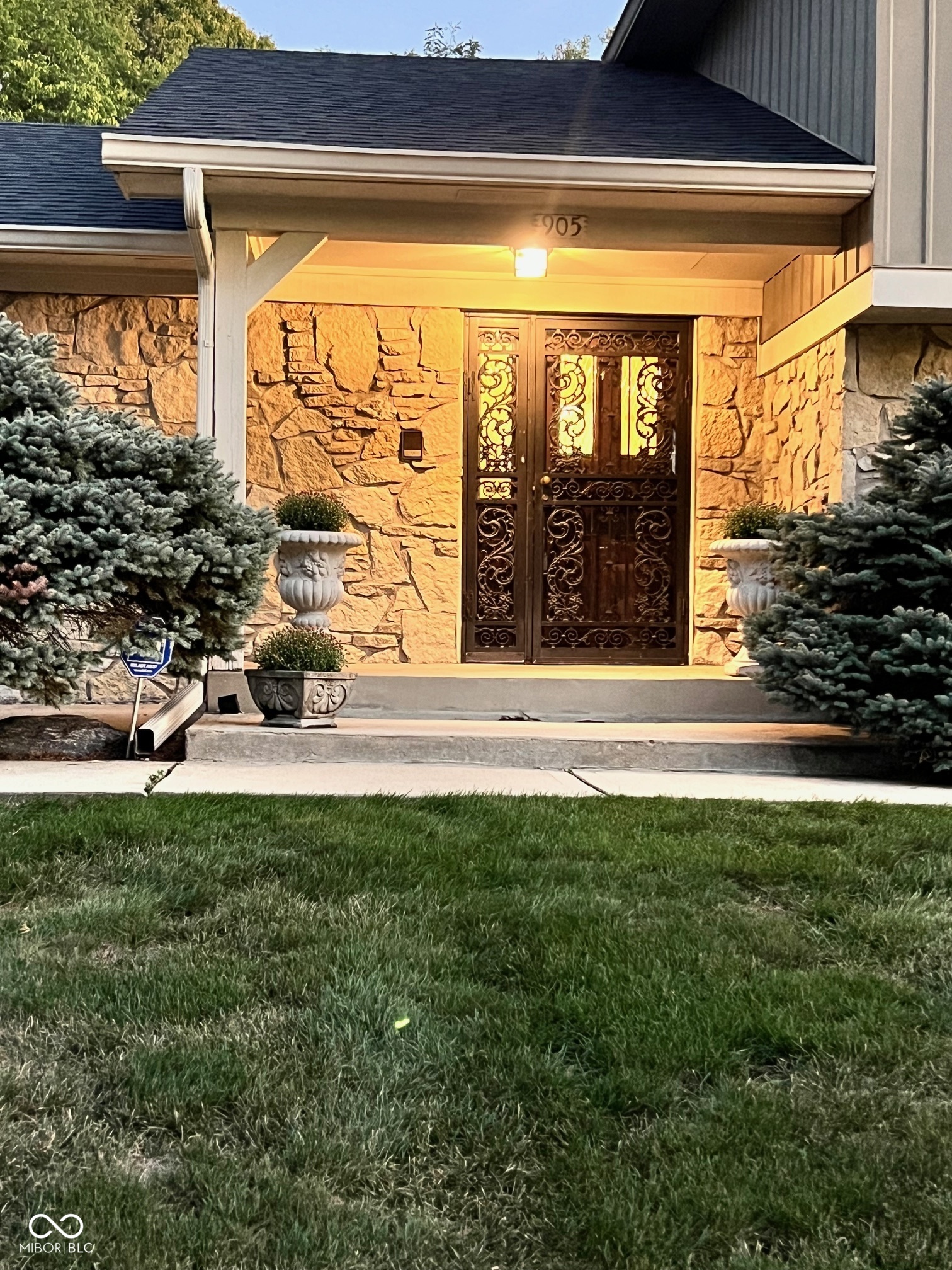 905 E Greyhound Pass