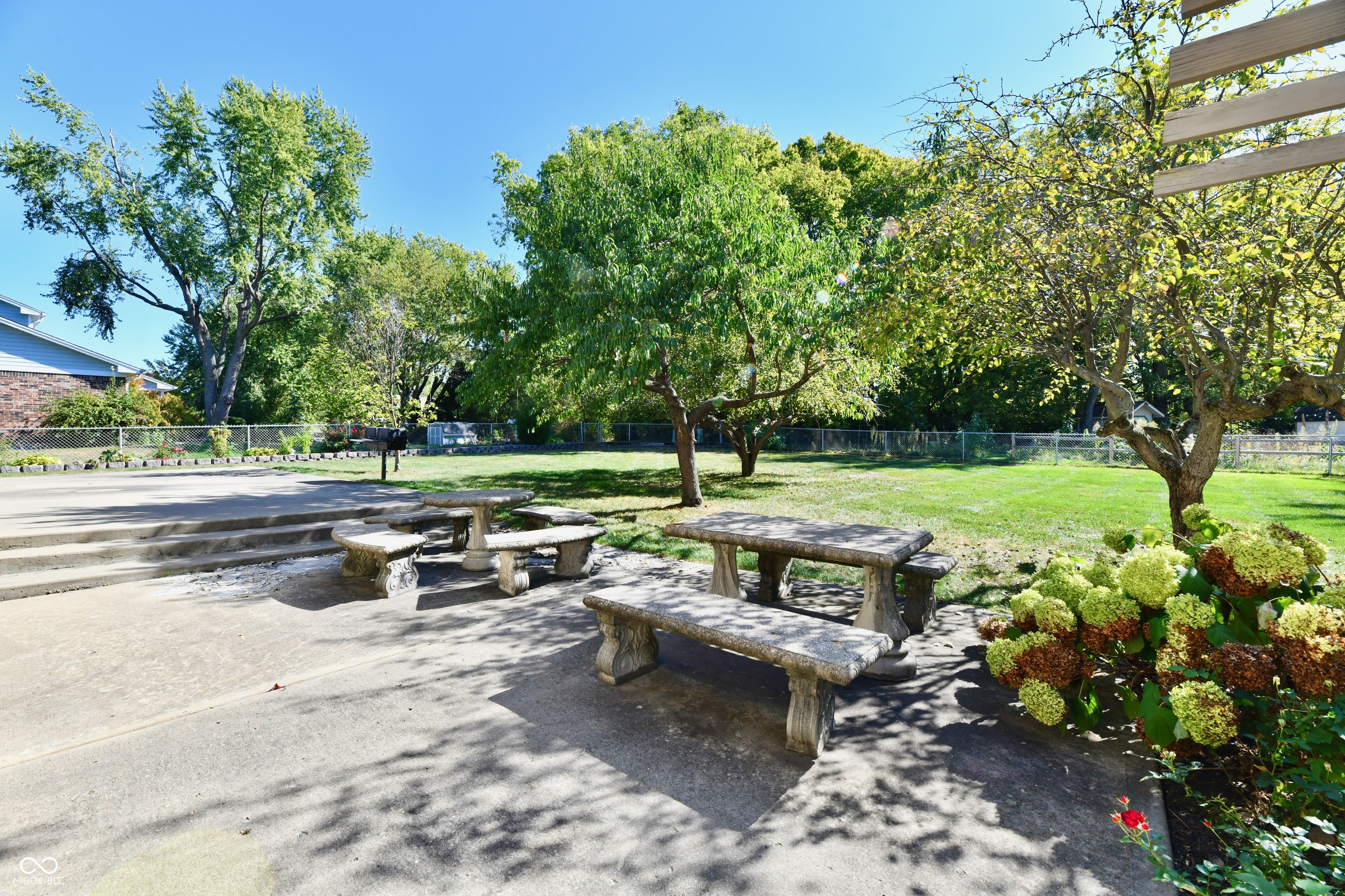 905 E Greyhound Pass