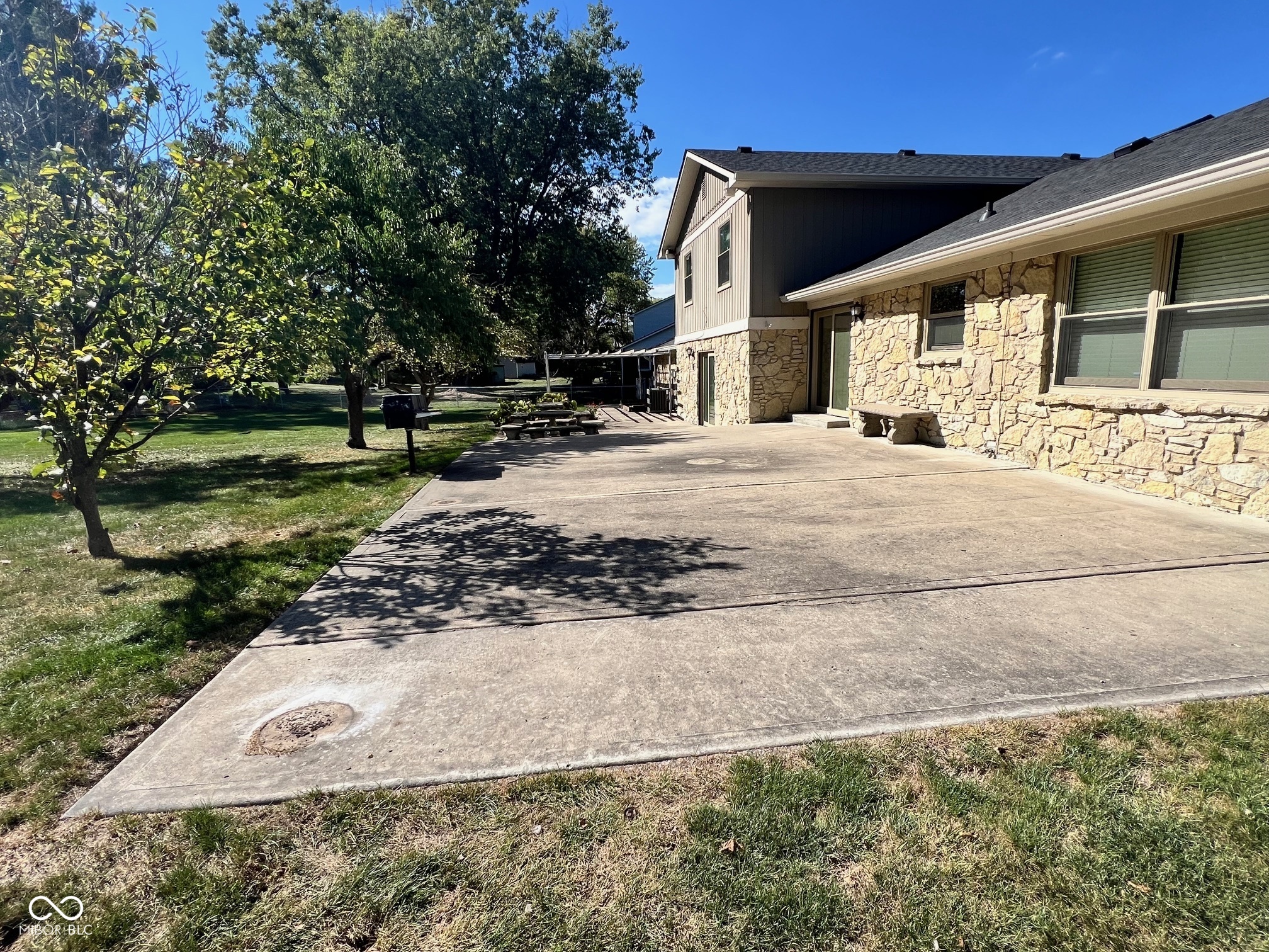 905 E Greyhound Pass