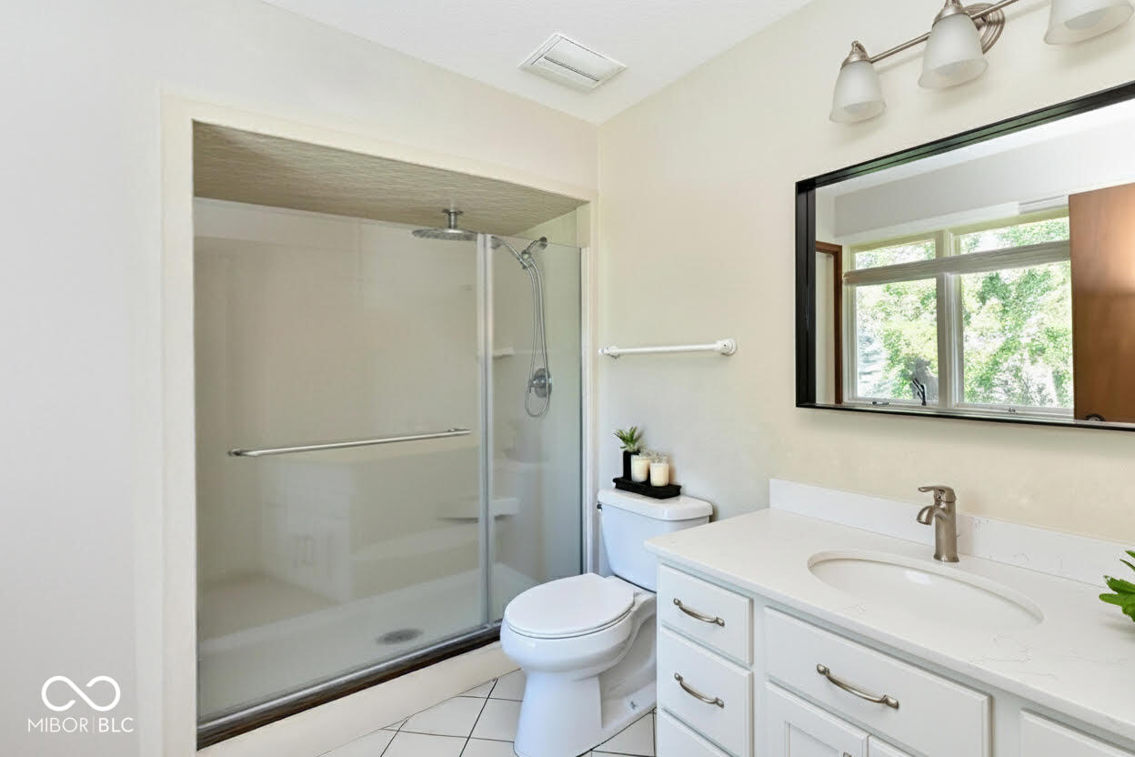 905 E Greyhound Pass