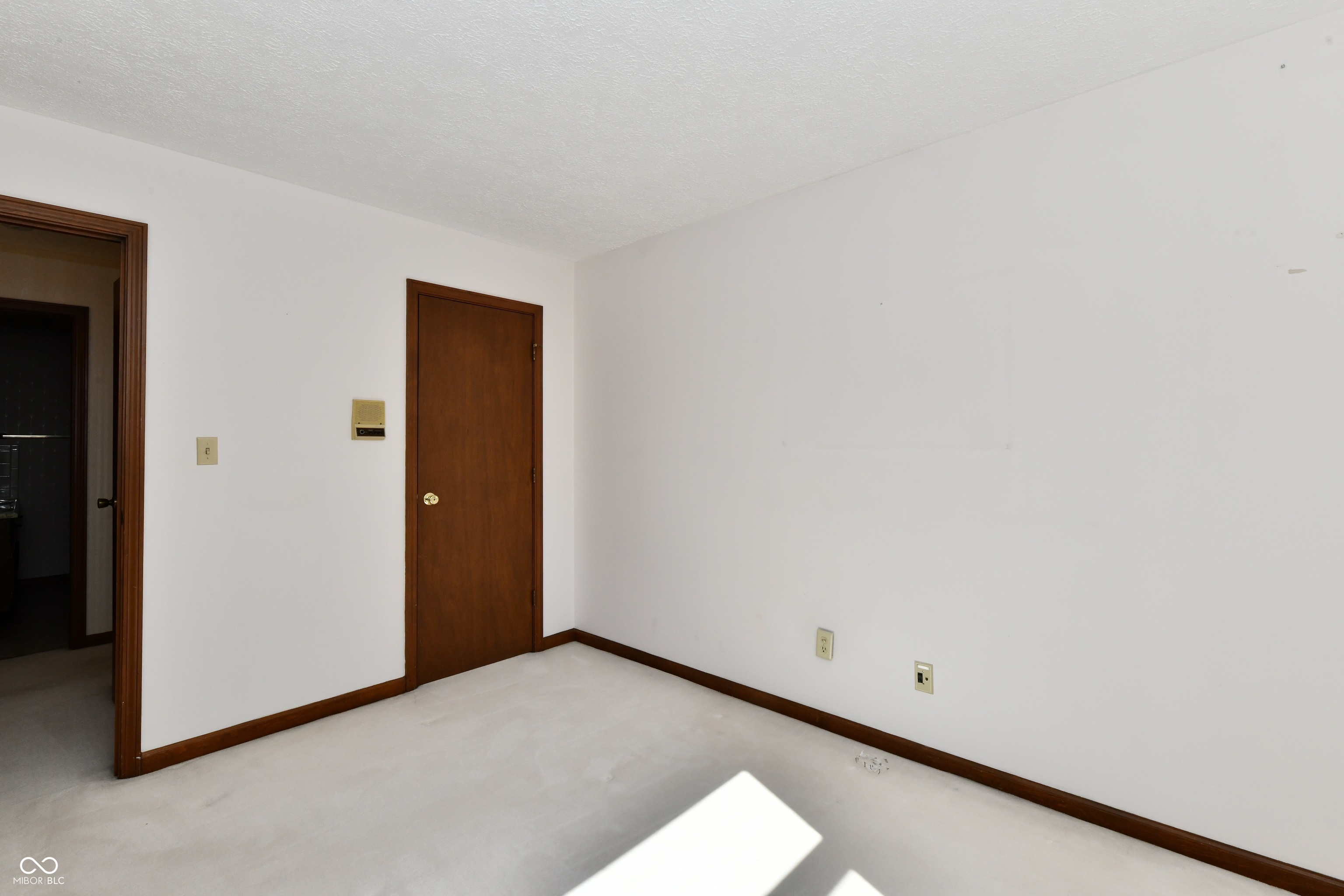 905 E Greyhound Pass