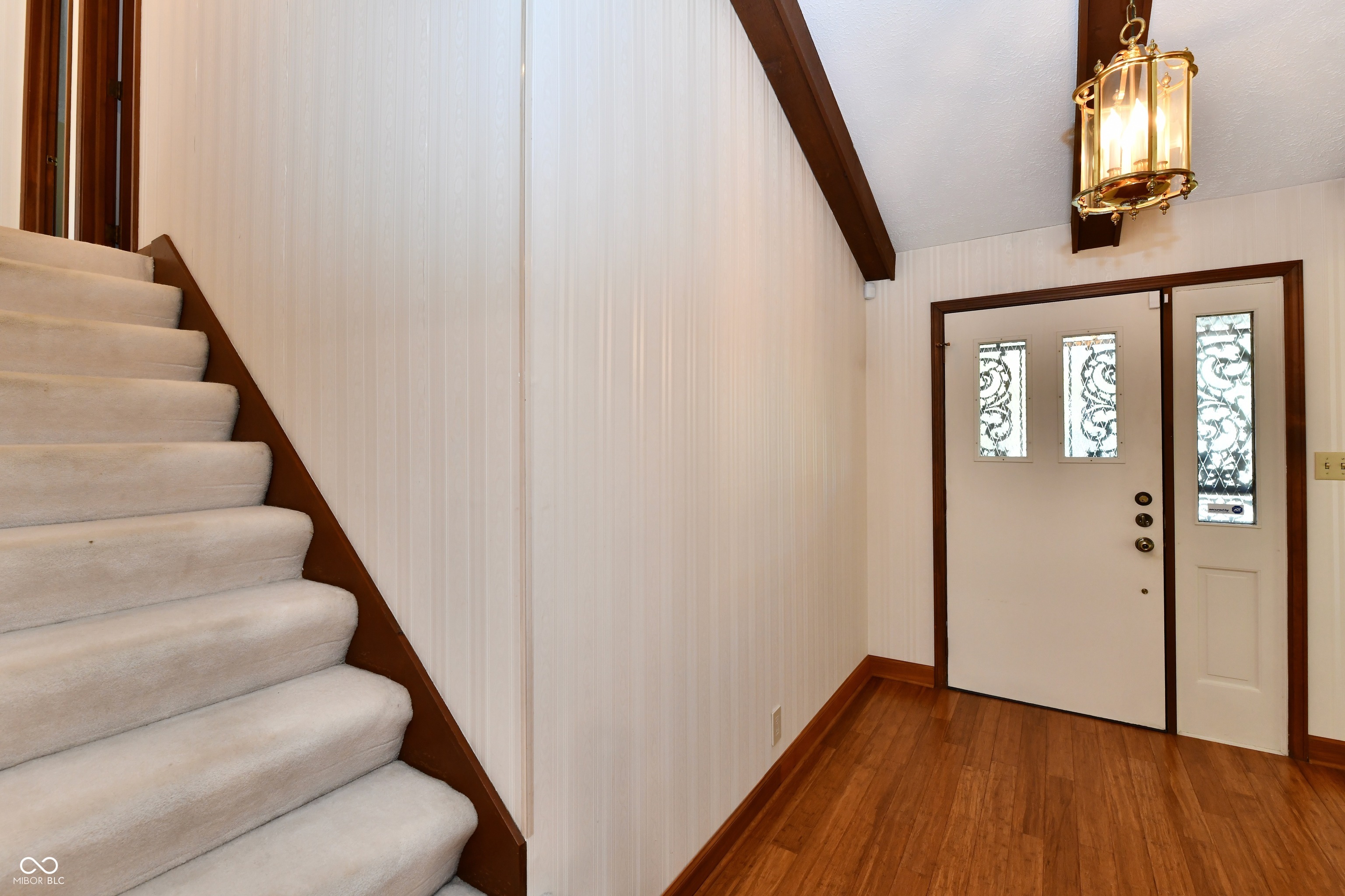 905 E Greyhound Pass