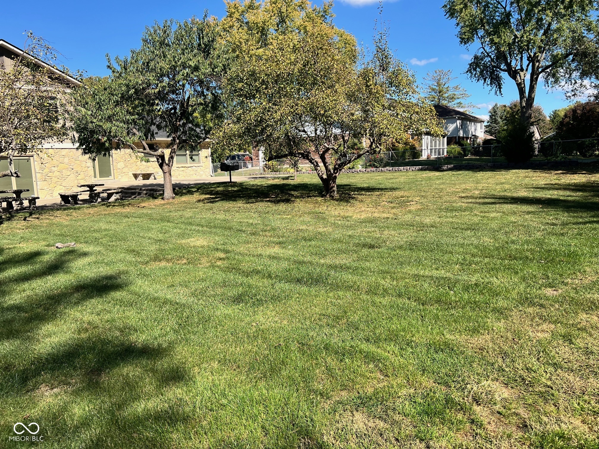 905 E Greyhound Pass