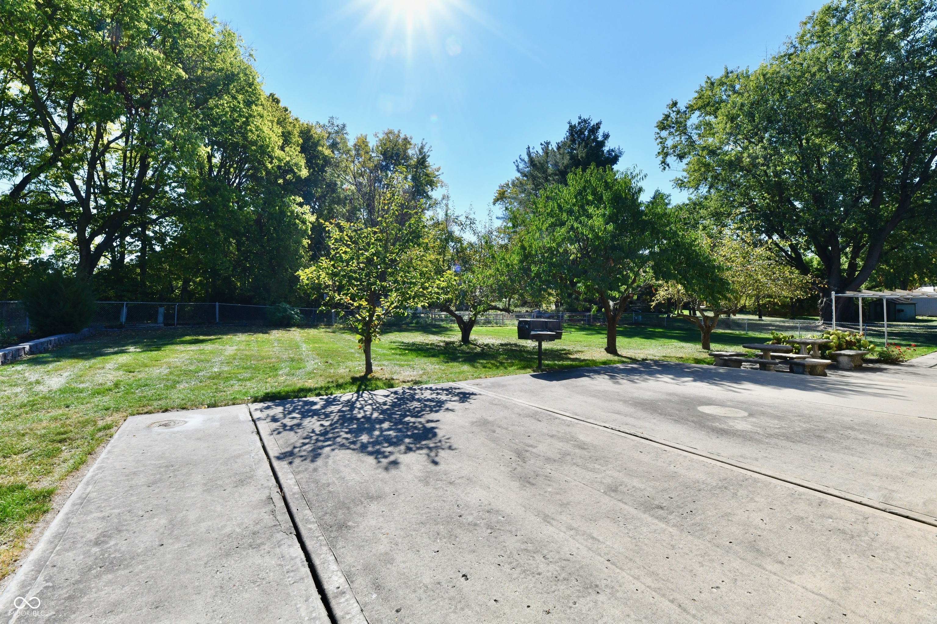 905 E Greyhound Pass