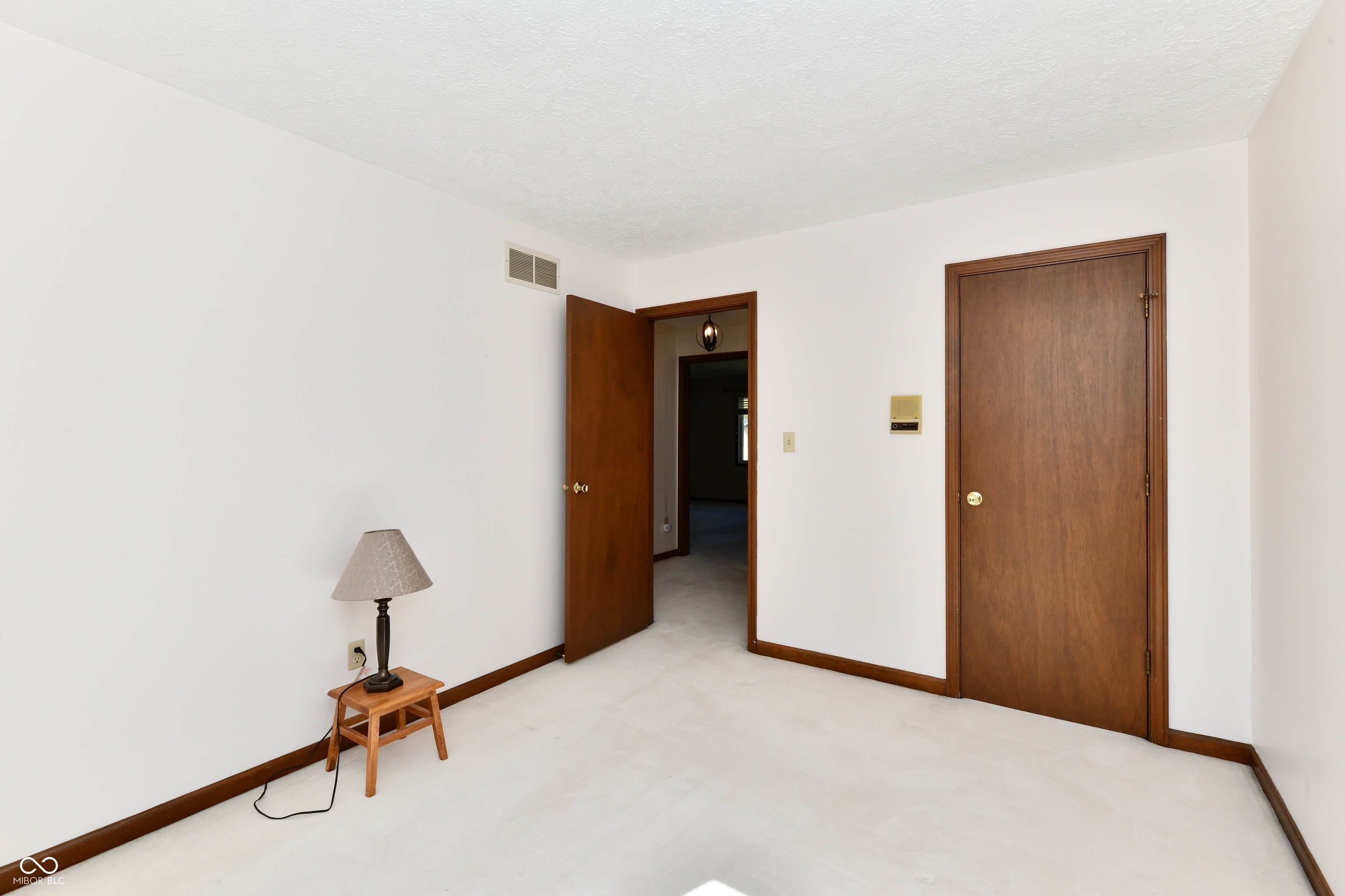 905 E Greyhound Pass