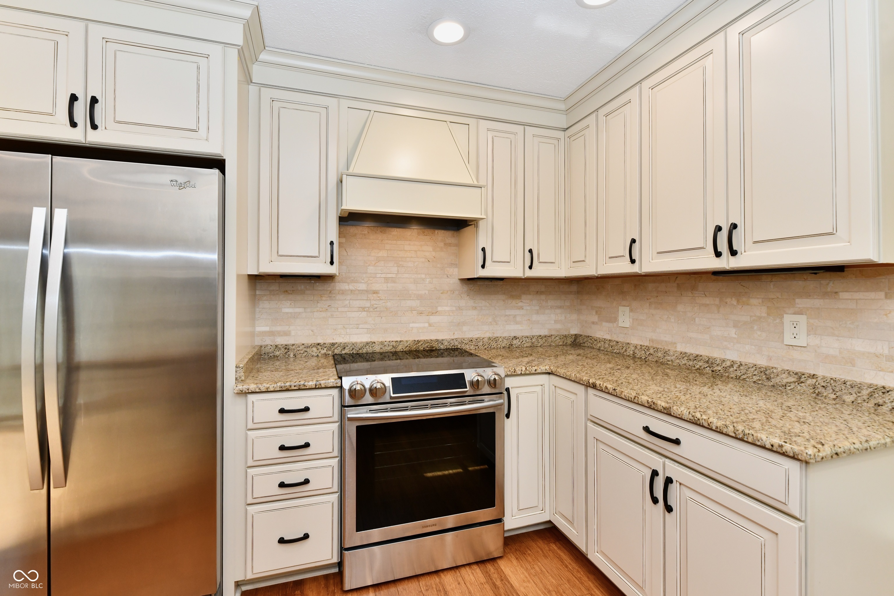 905 E Greyhound Pass