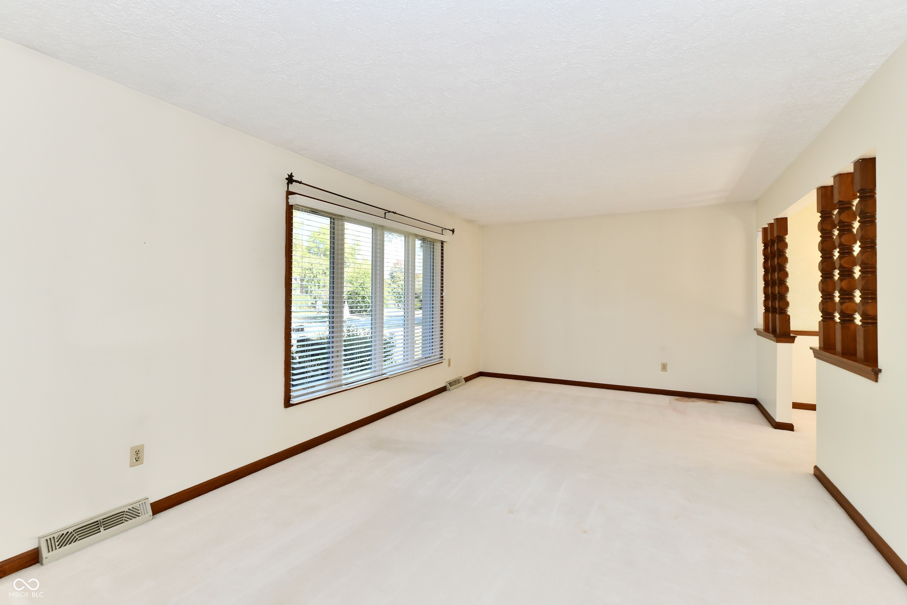 905 E Greyhound Pass