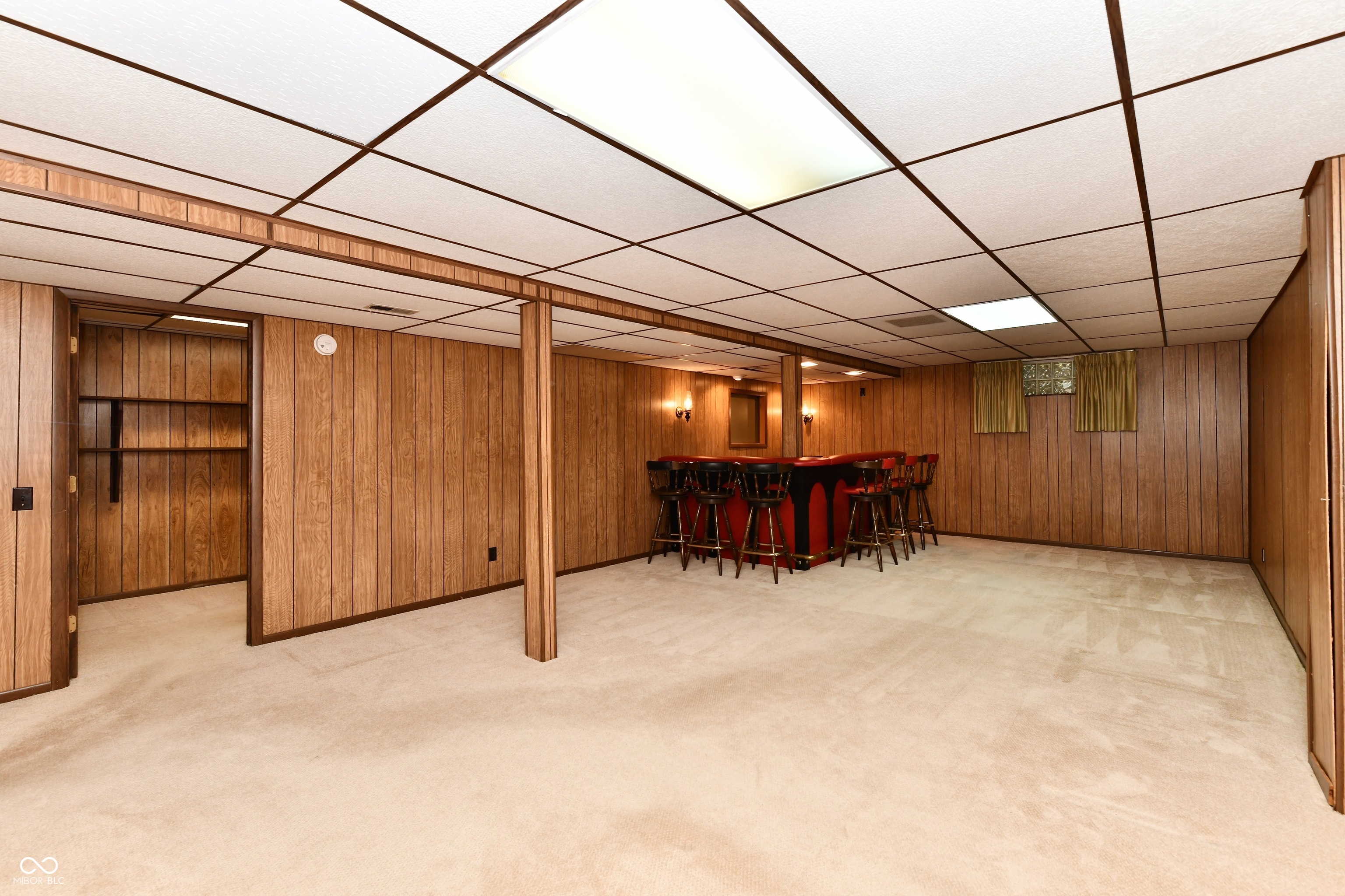 905 E Greyhound Pass