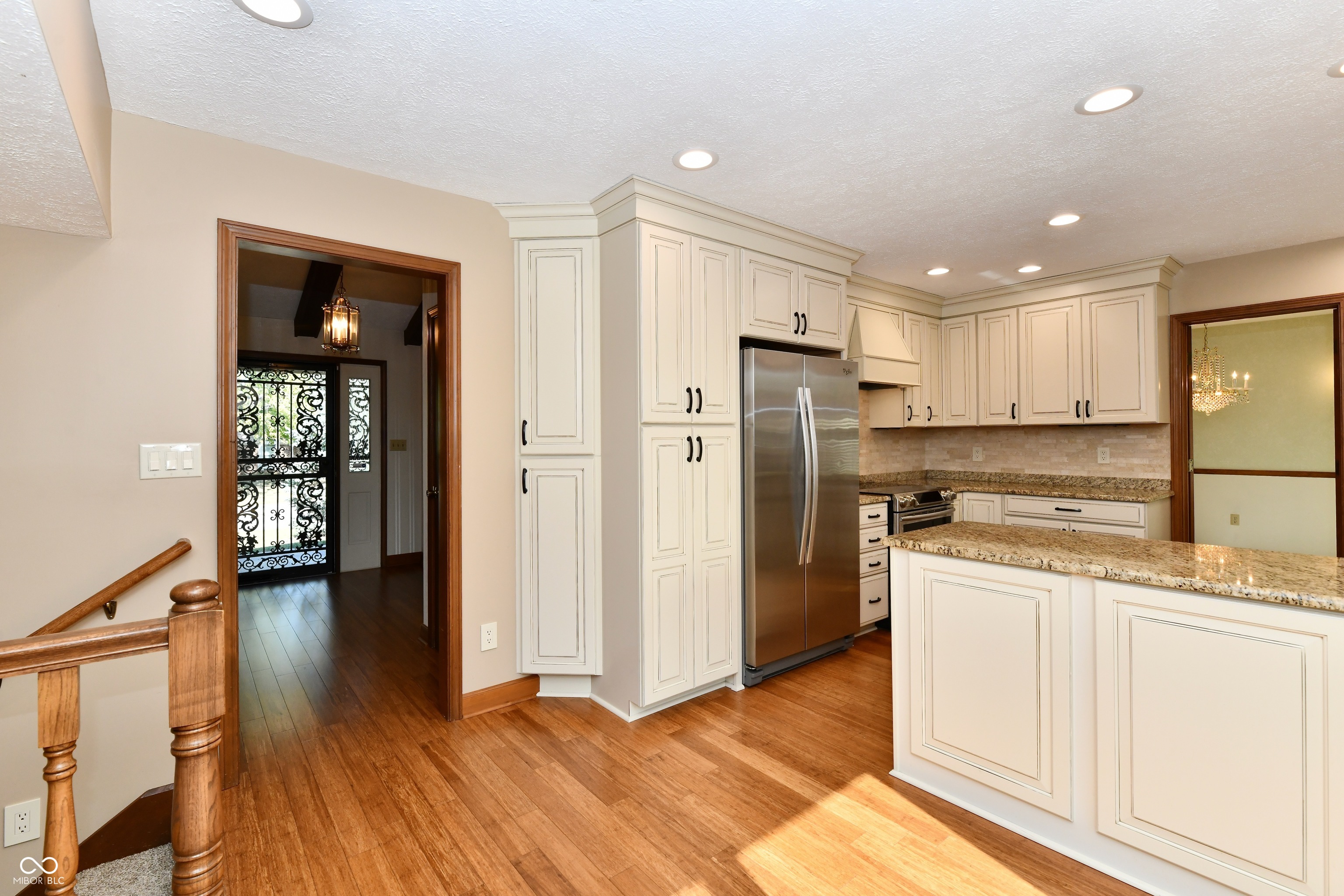 905 E Greyhound Pass