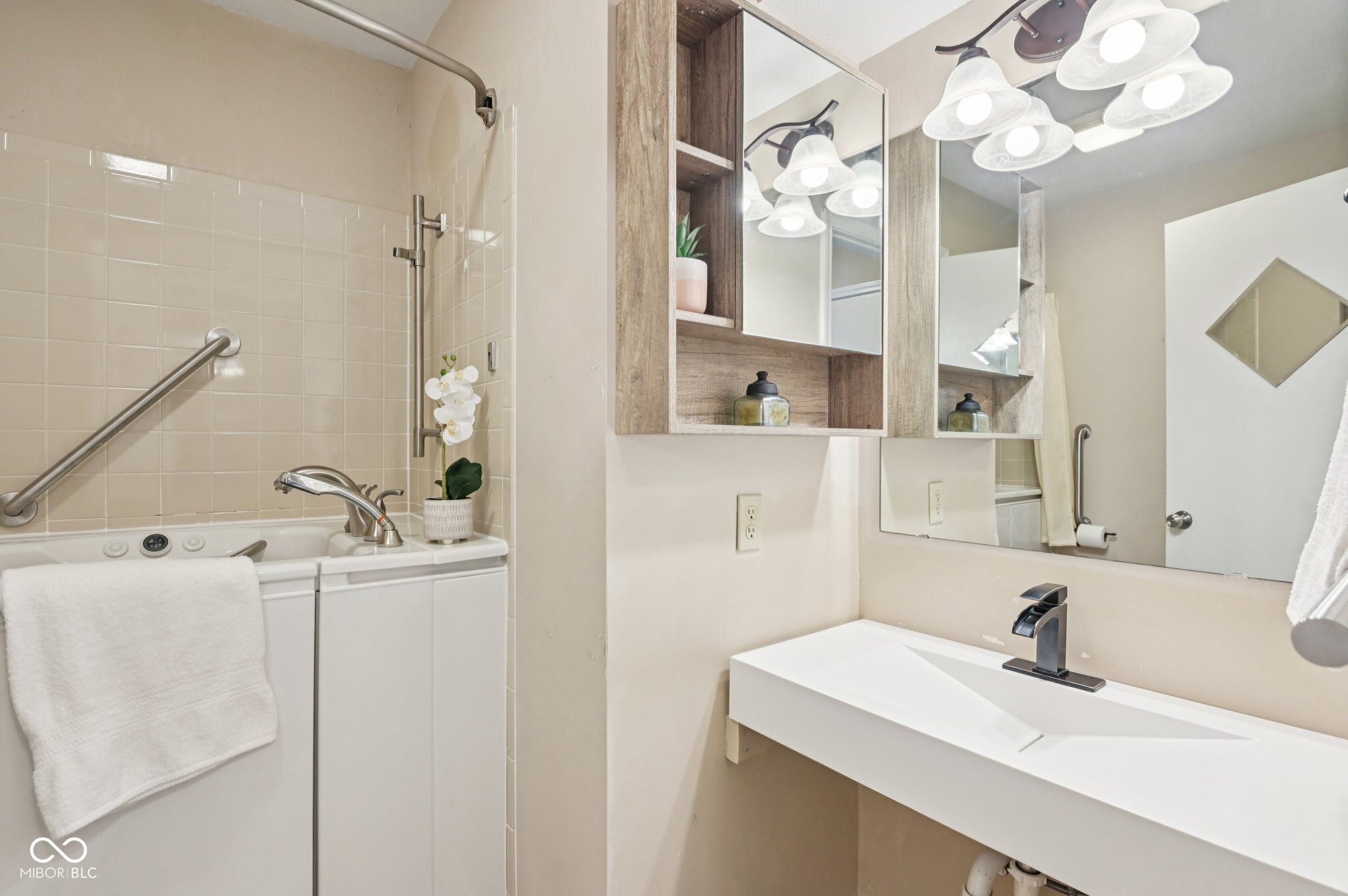 8125 Castle Cove Road