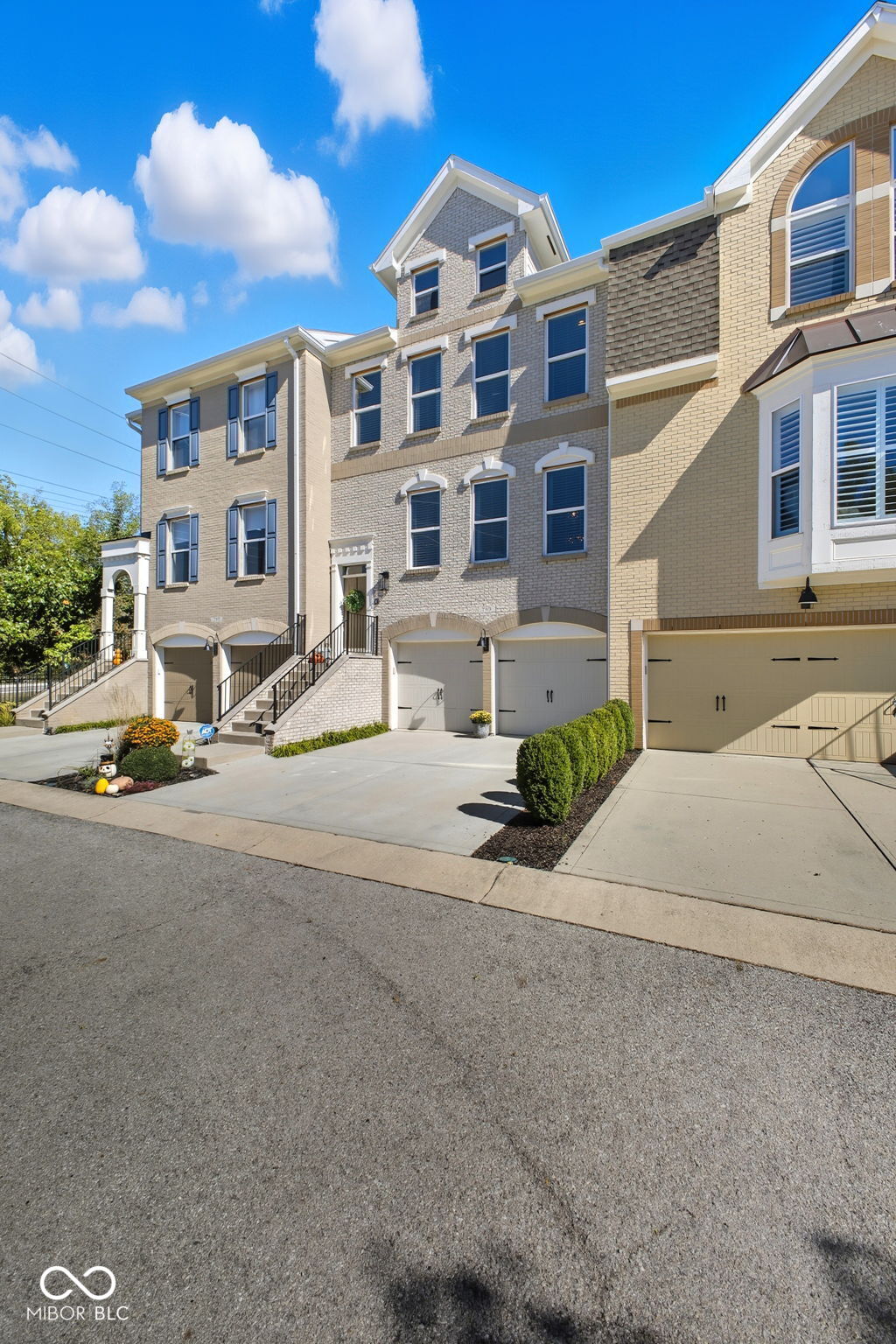 789 Greenford Trail N