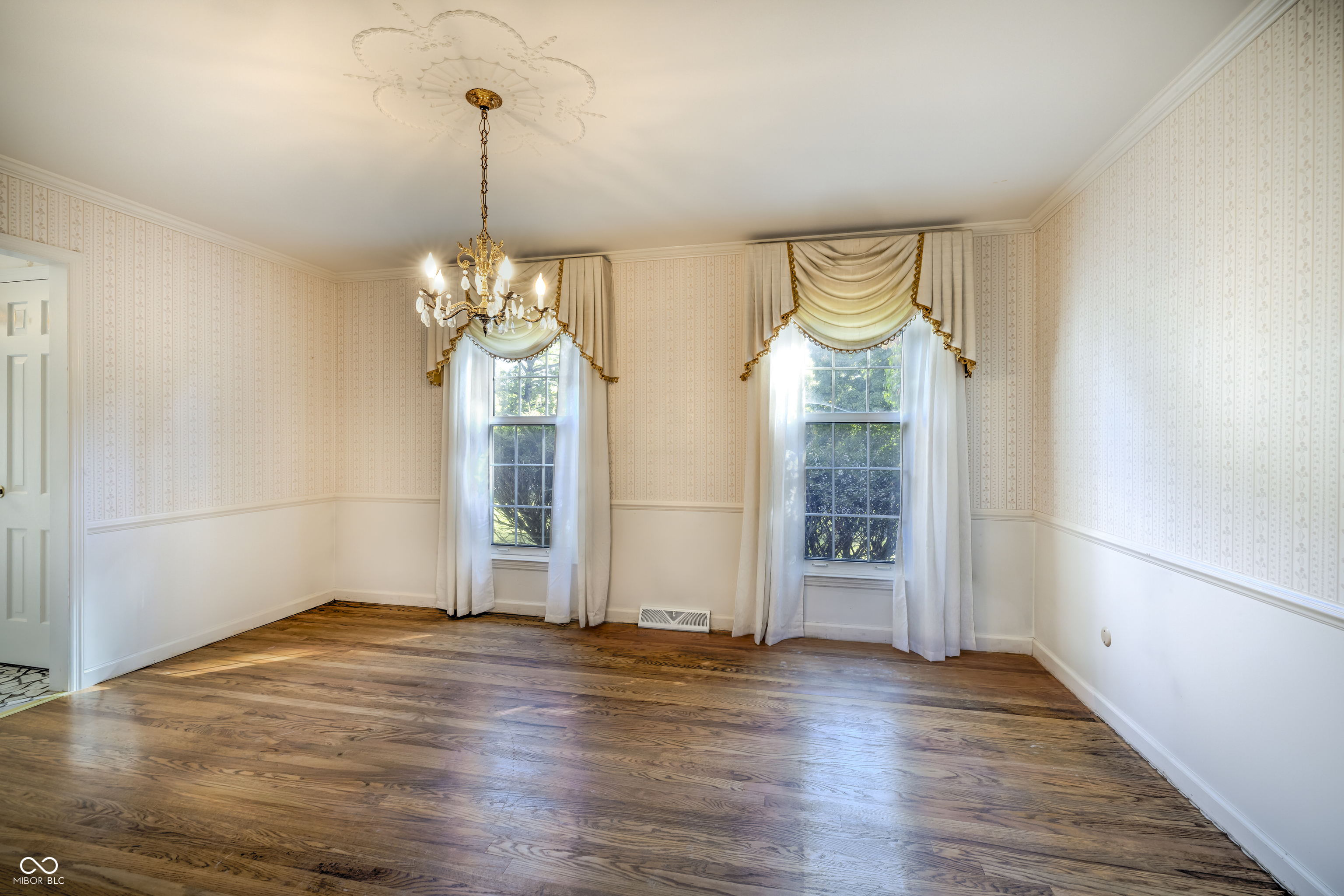 5504 Hawthorne Drive