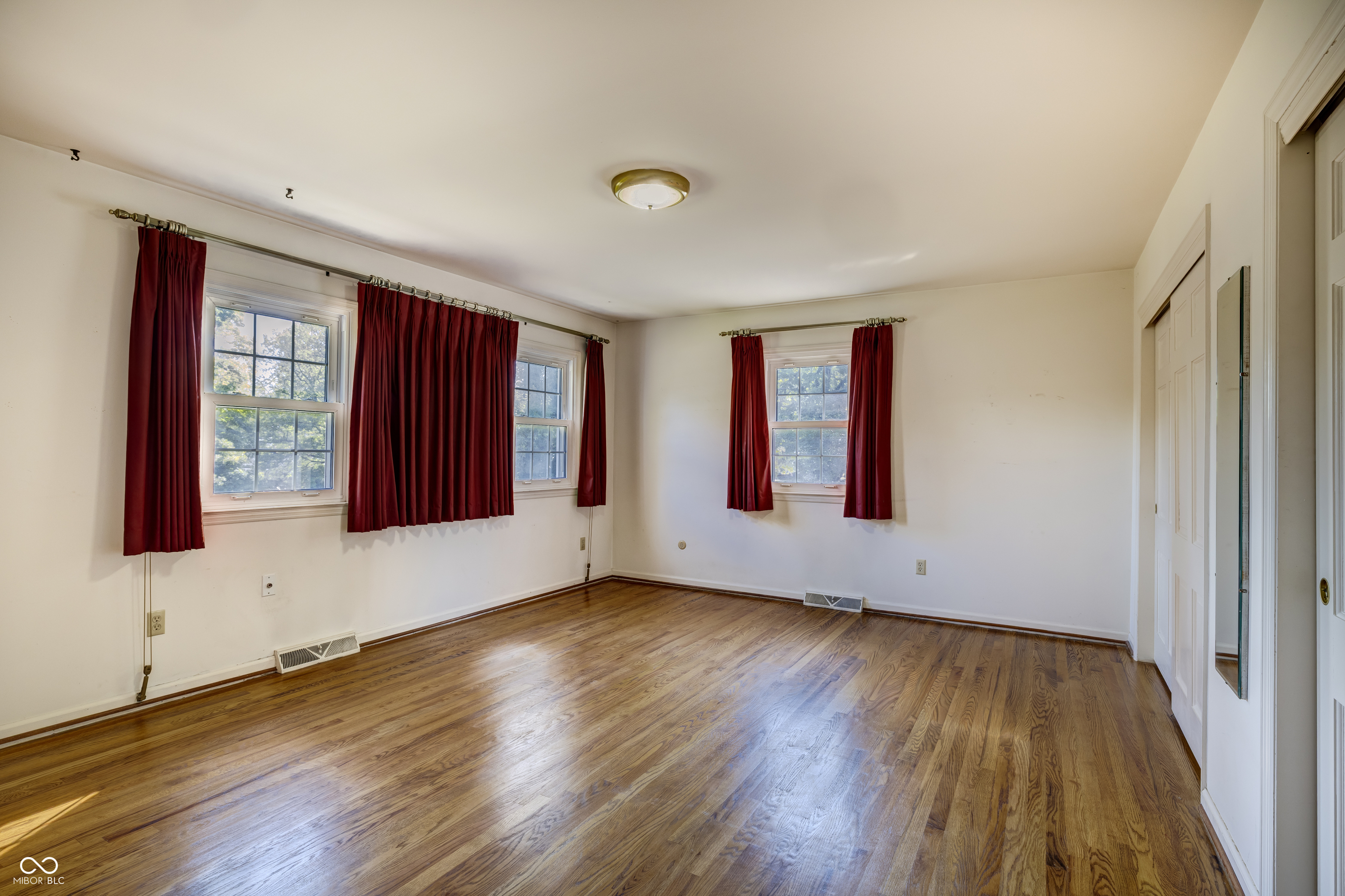 5504 Hawthorne Drive