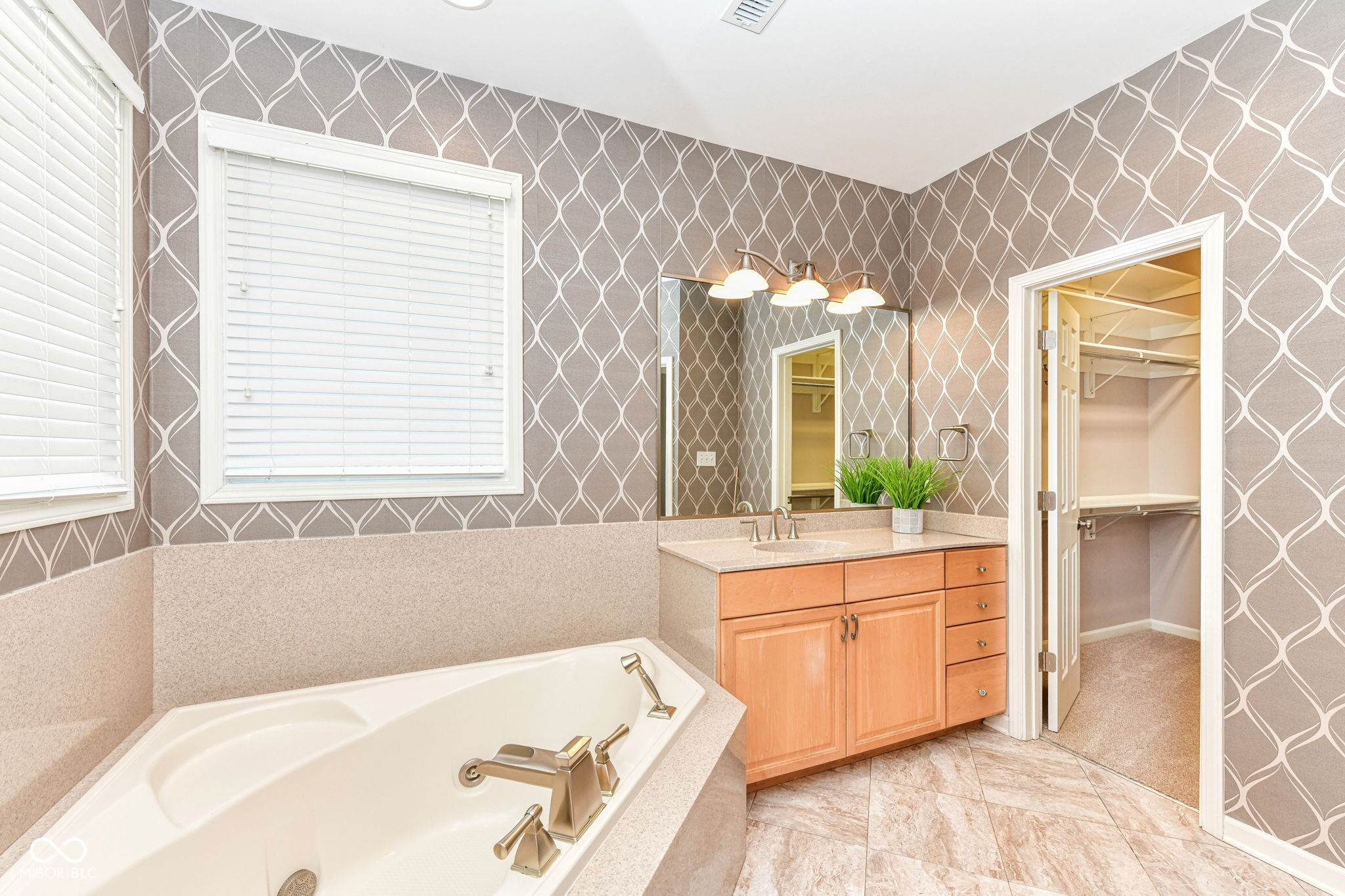 2484 Royal Boulevard