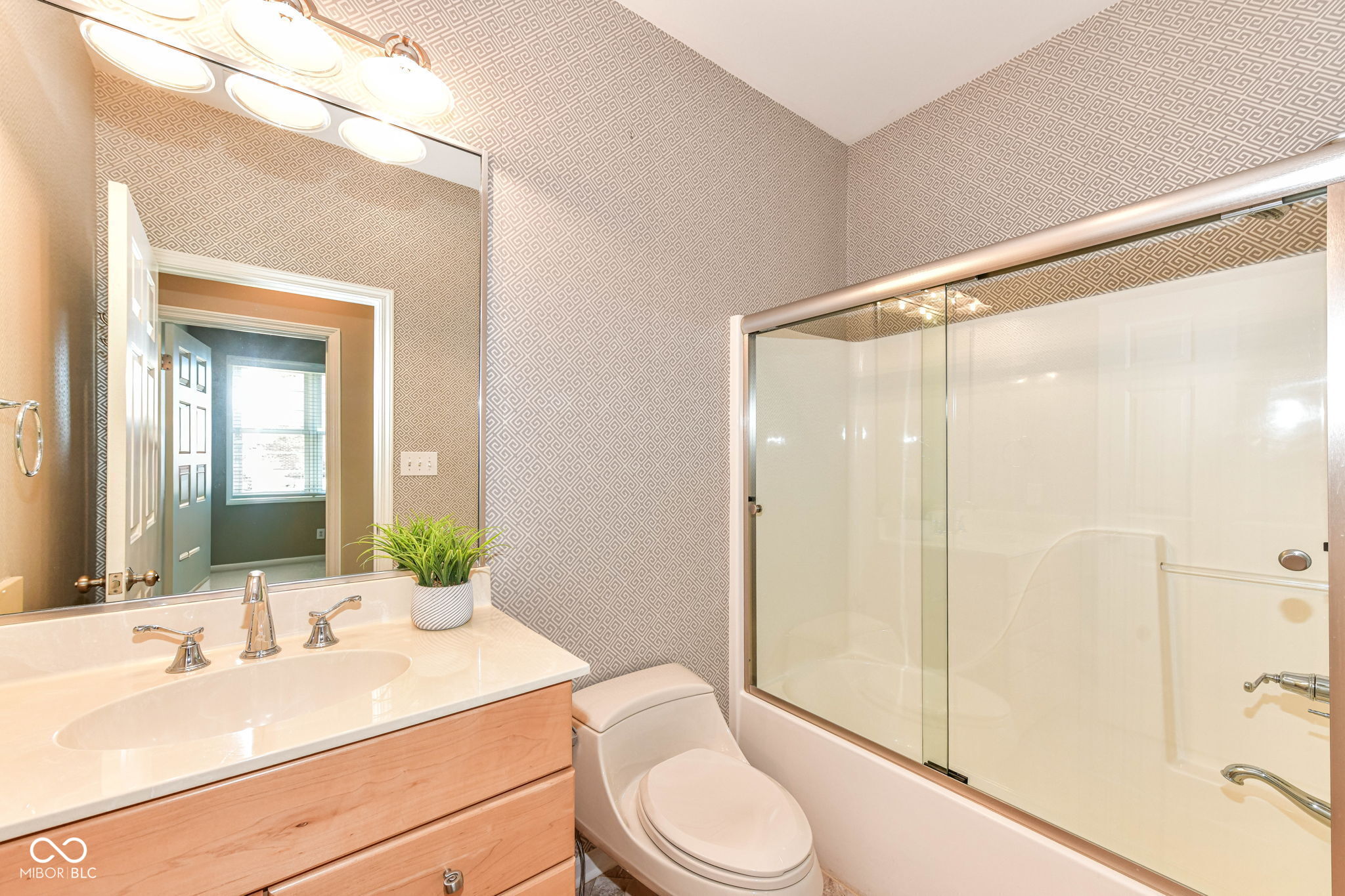 2484 Royal Boulevard