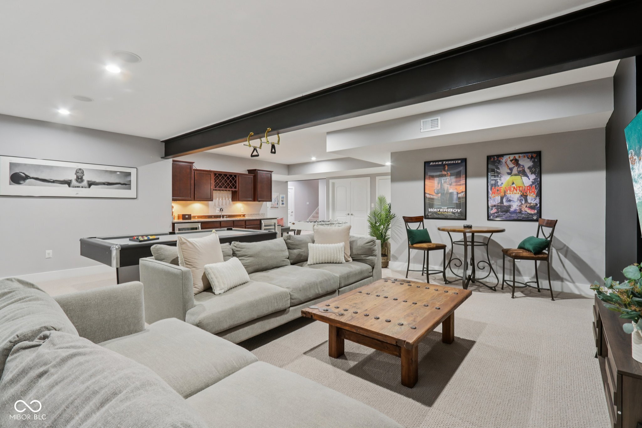 8418 N College Avenue