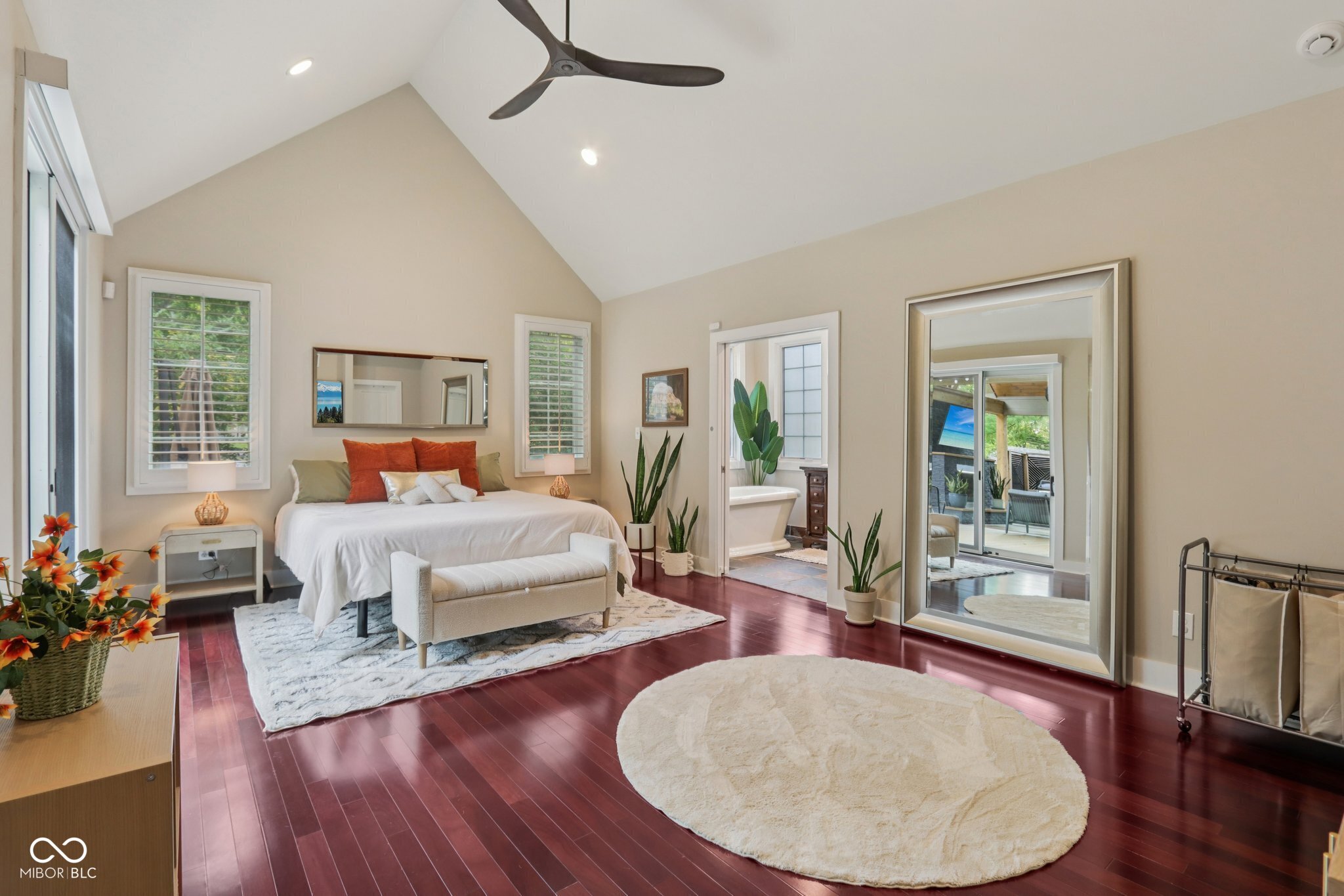 8418 N College Avenue