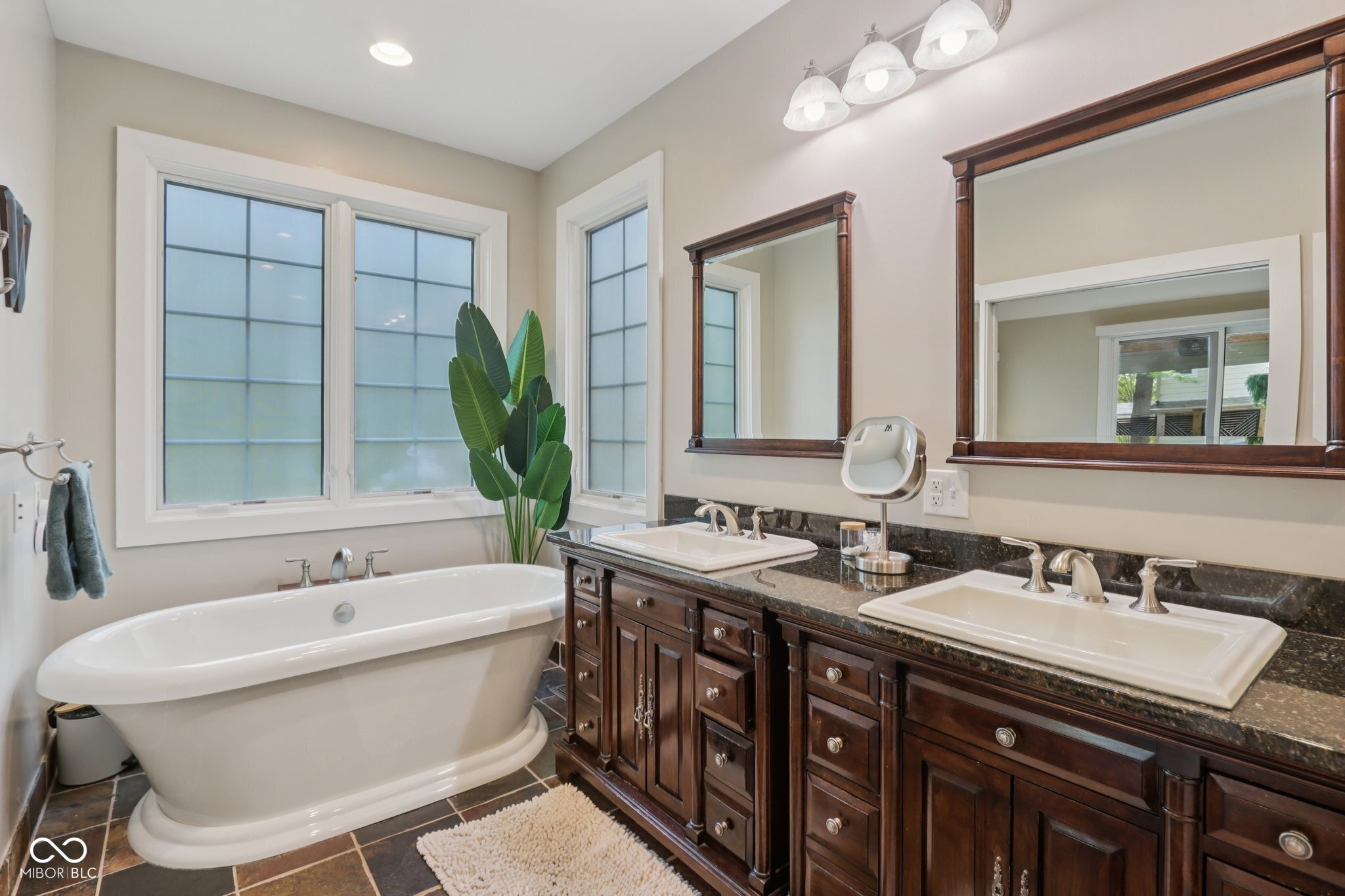 8418 N College Avenue