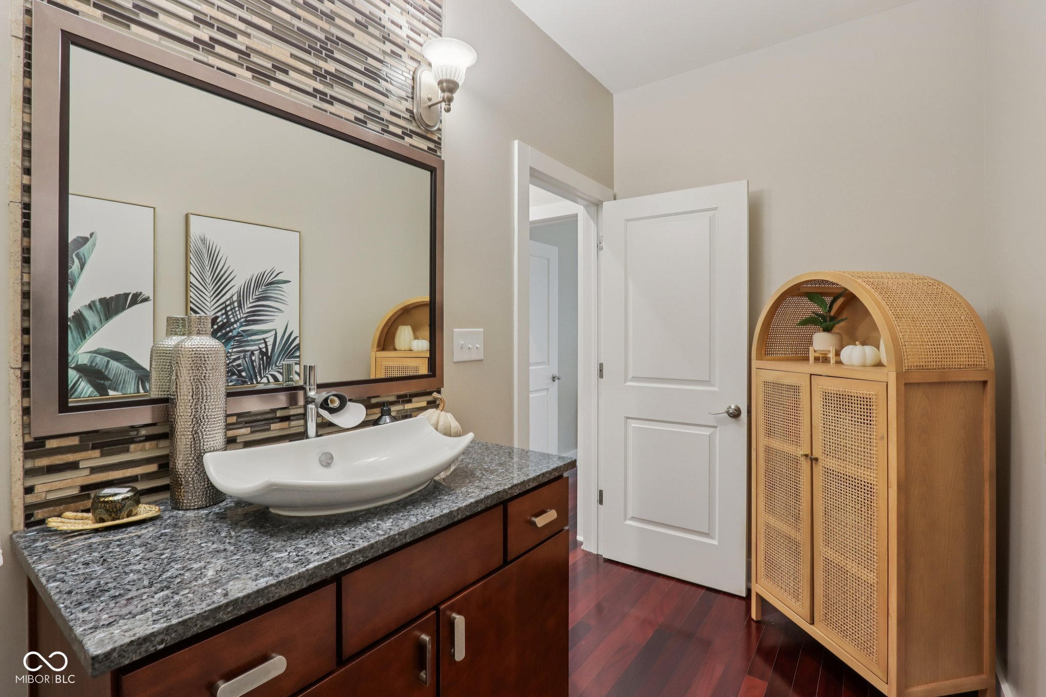 8418 N College Avenue