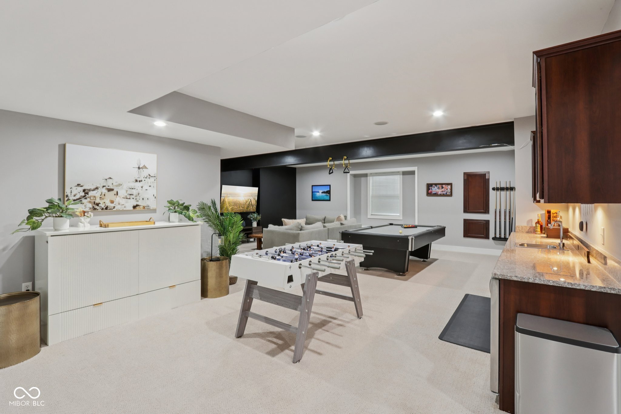 8418 N College Avenue