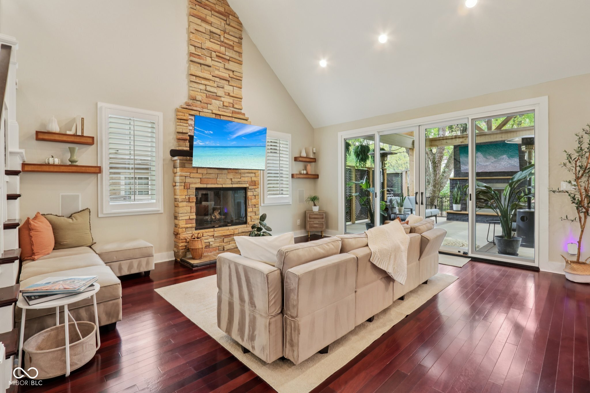 8418 N College Avenue