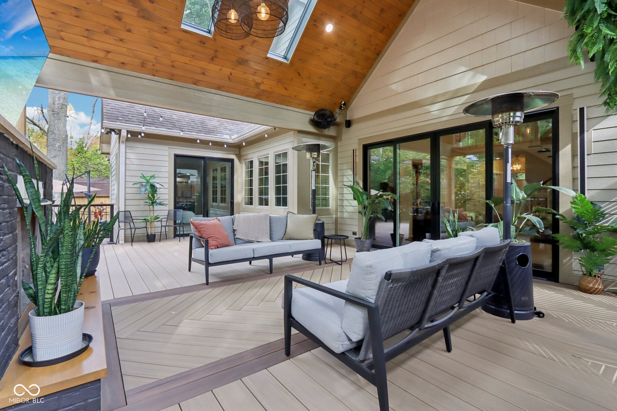 8418 N College Avenue