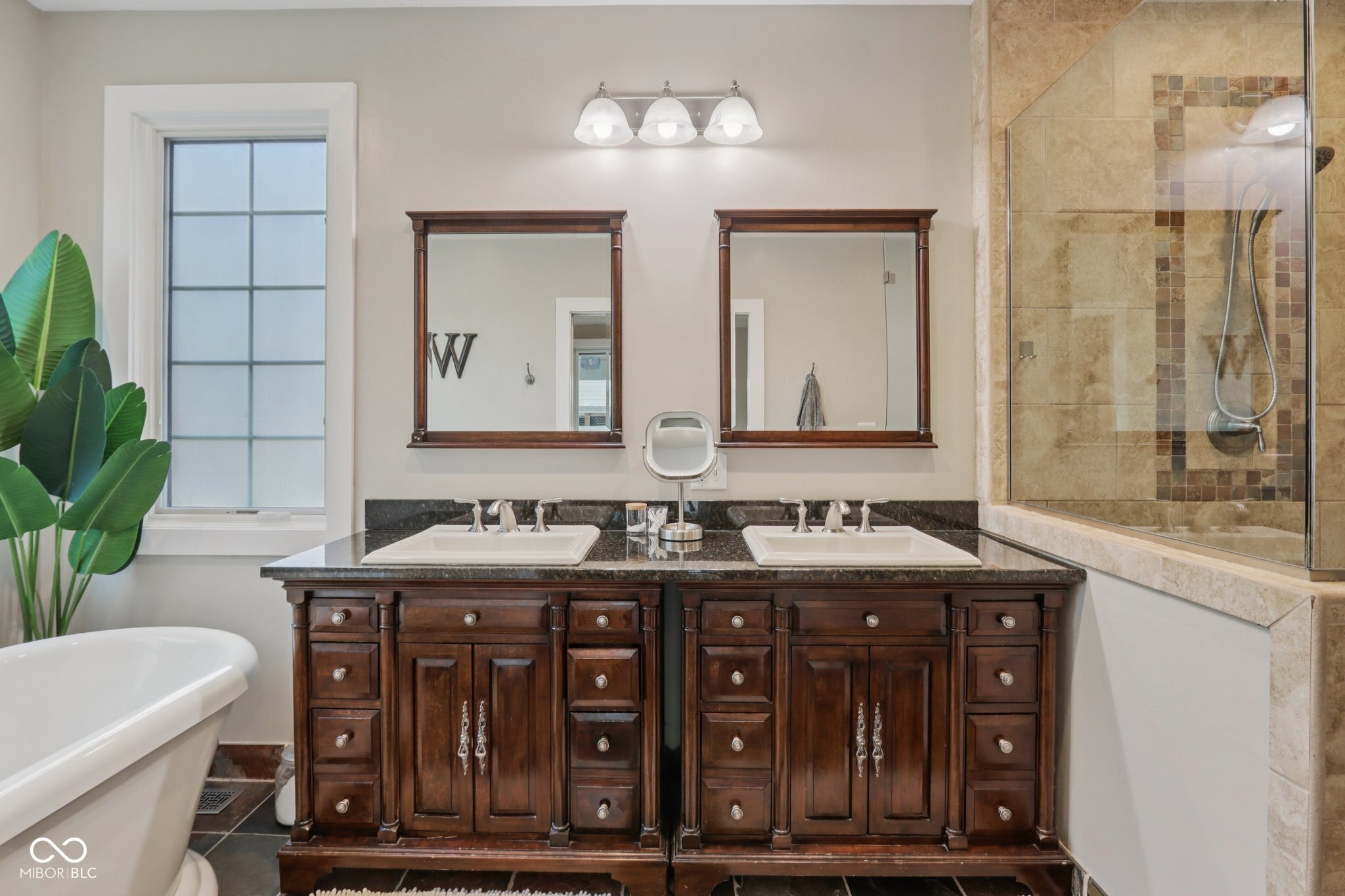 8418 N College Avenue