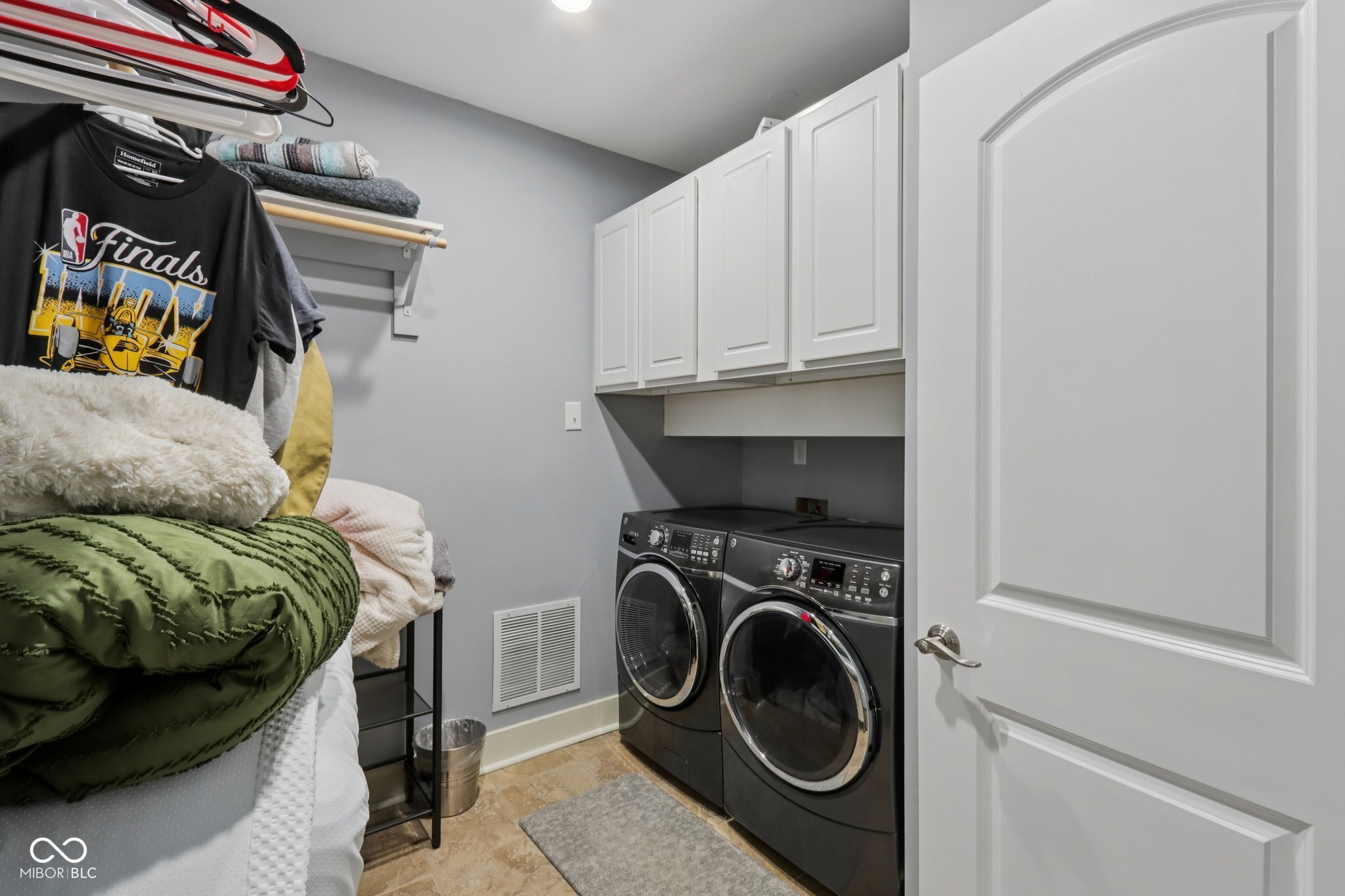 8418 N College Avenue