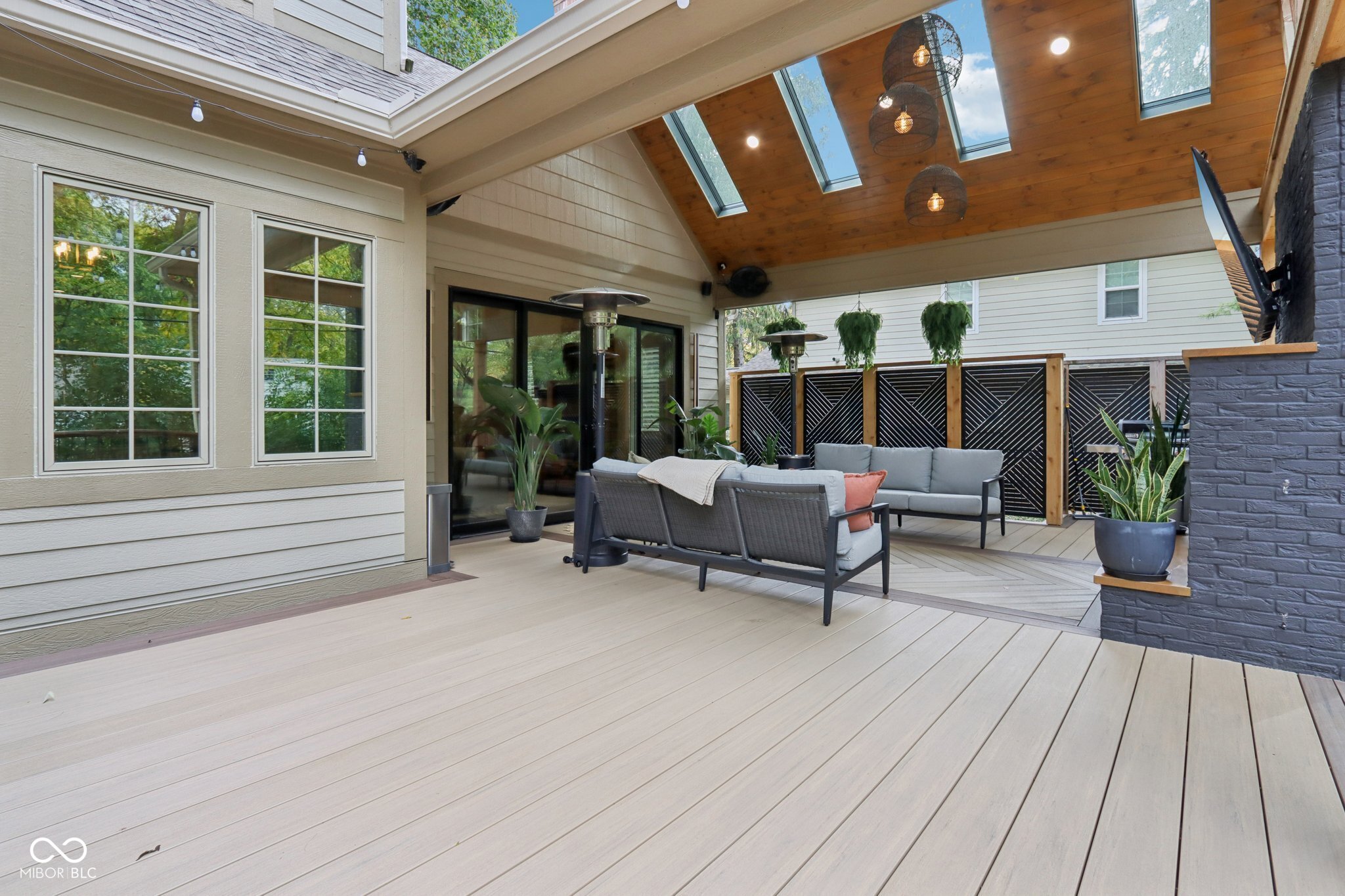 8418 N College Avenue